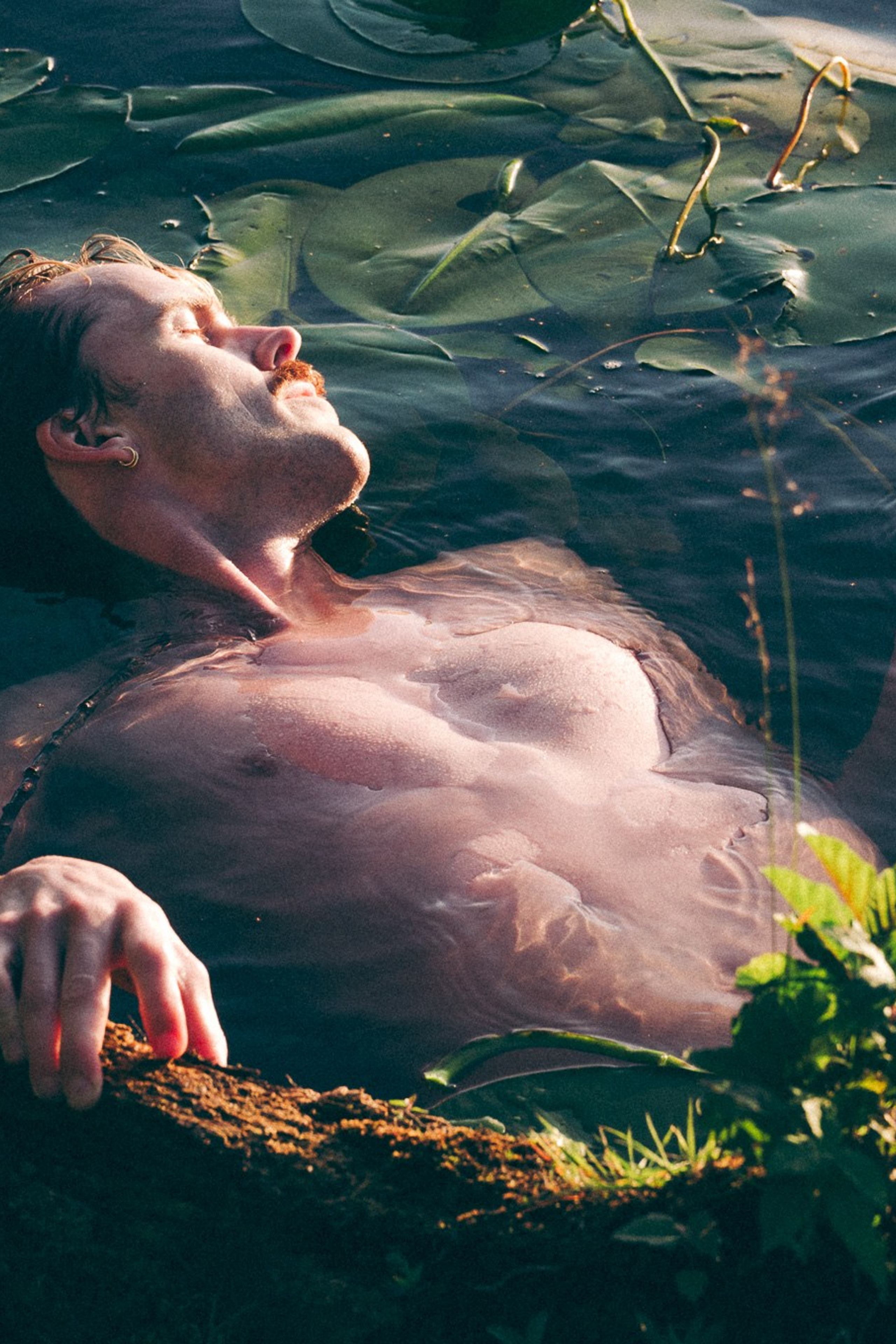 Kroppen flyter, naturen minns Hud som vatten, ljus som andning Stillhetens rörelse, rörelsens stillhet Mellanrum där kroppen försvinner