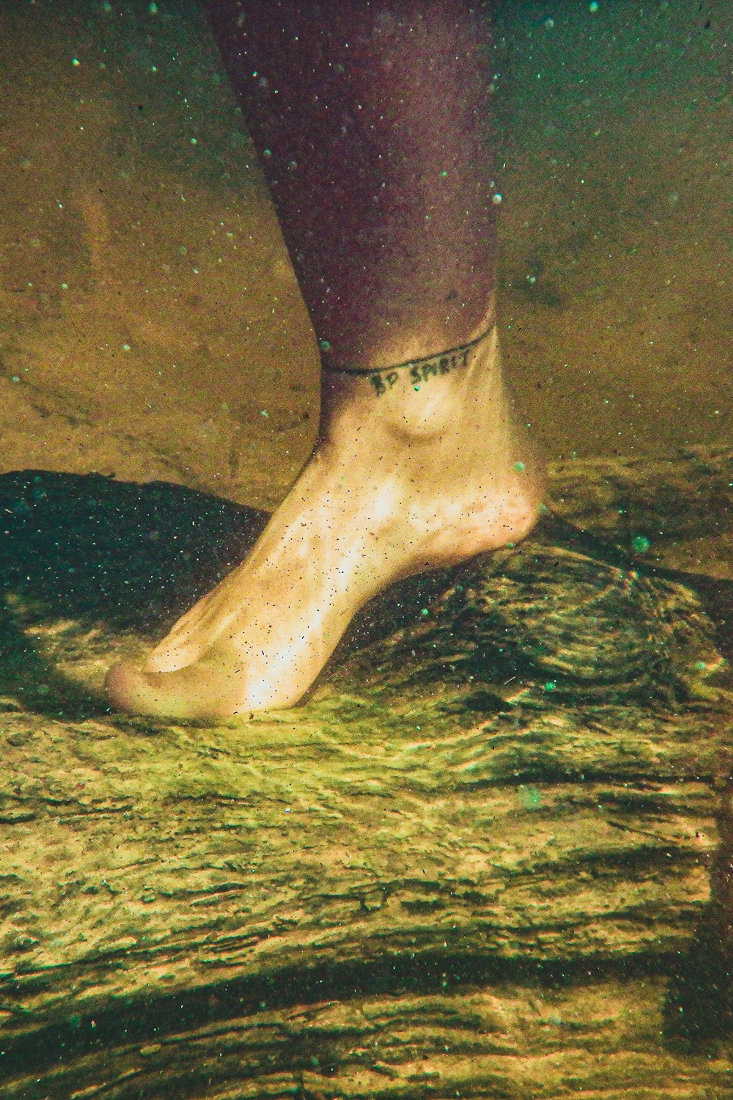 Kroppen flyter, naturen minns Hud som vatten, ljus som andning Stillhetens rörelse, rörelsens stillhet Mellanrum där kroppen försvinner