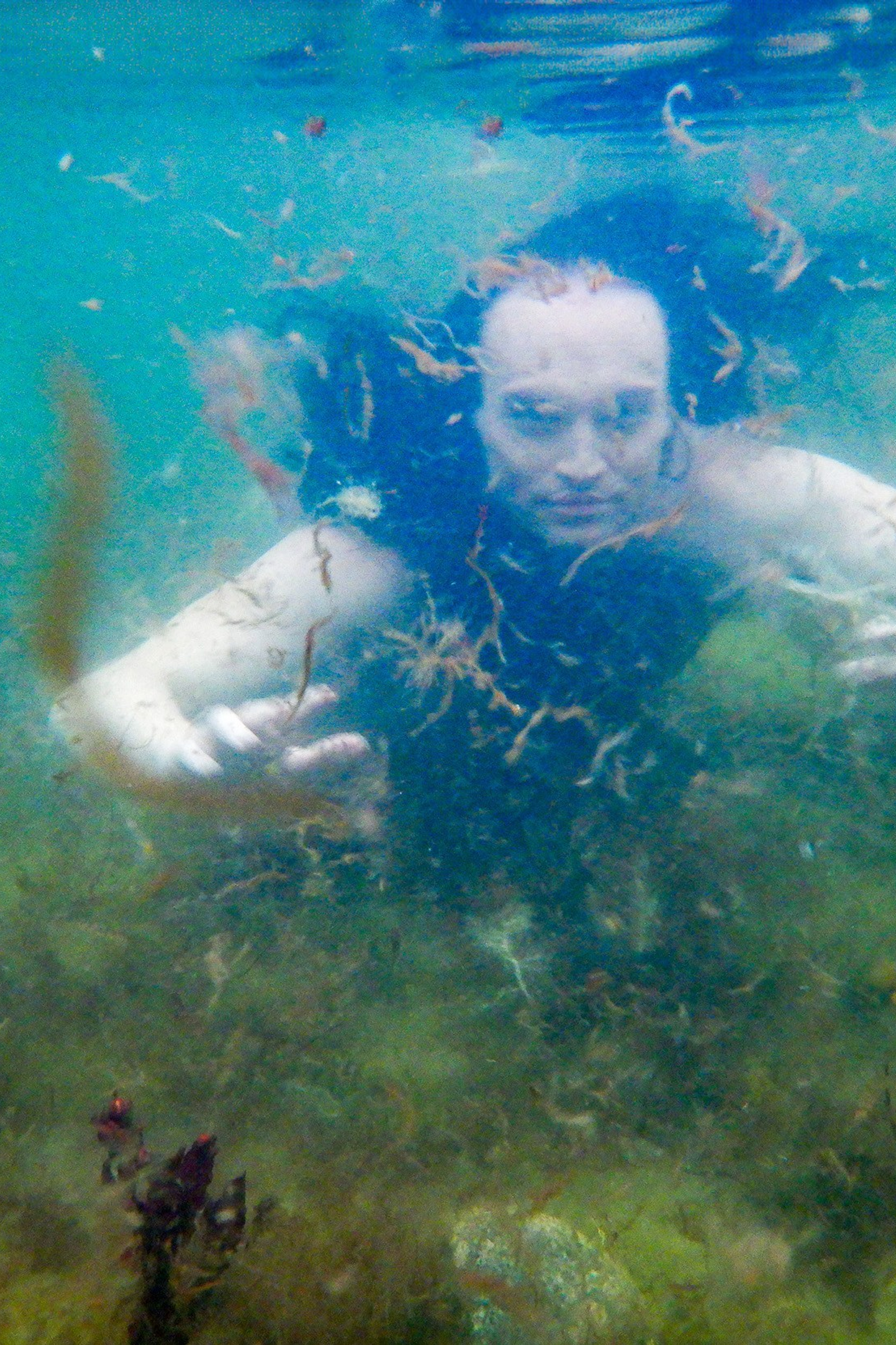 Kroppen flyter, naturen minns Hud som vatten, ljus som andning Stillhetens rörelse, rörelsens stillhet Mellanrum där kroppen försvinner