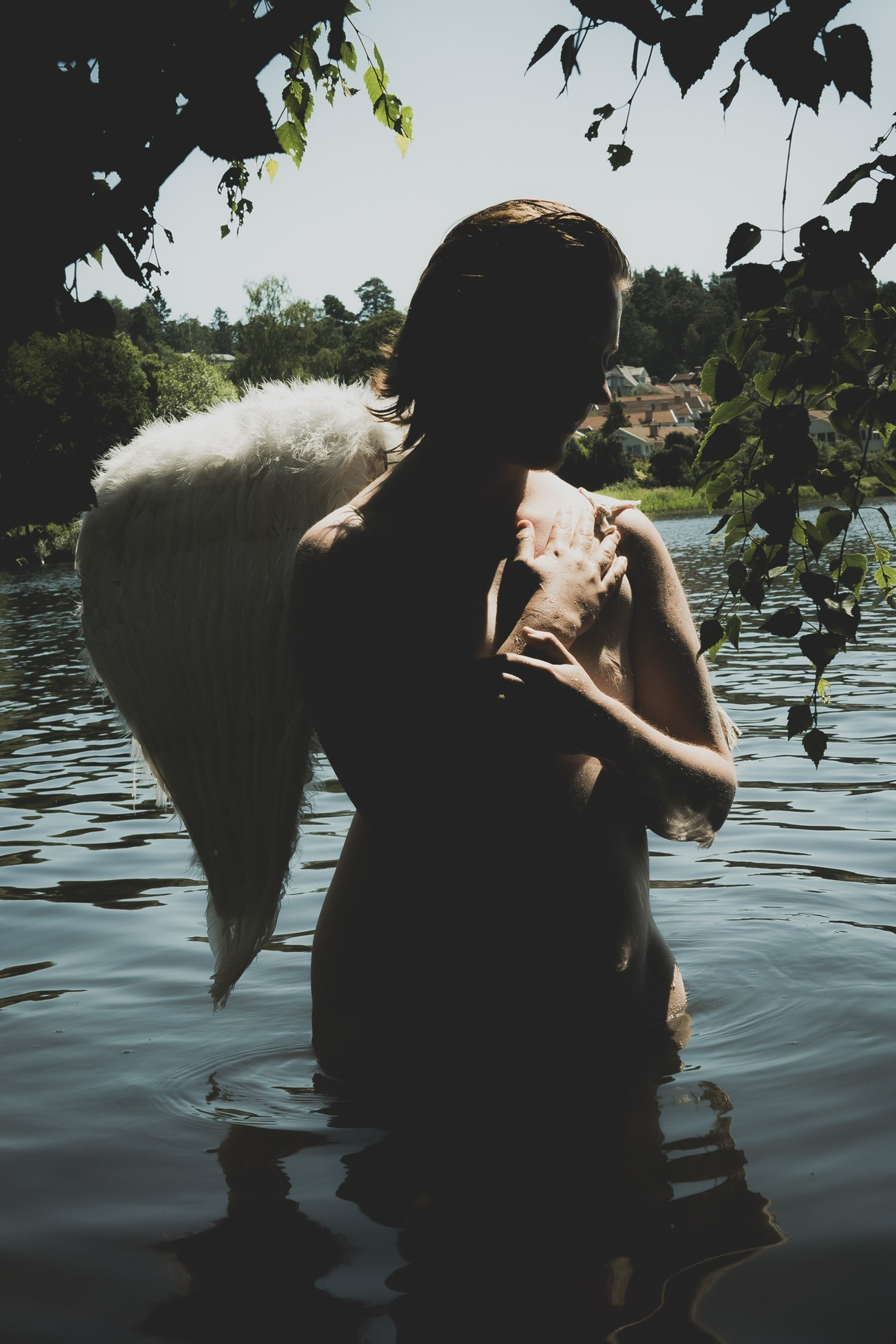 Kroppen flyter, naturen minns Hud som vatten, ljus som andning Stillhetens rörelse, rörelsens stillhet Mellanrum där kroppen försvinner