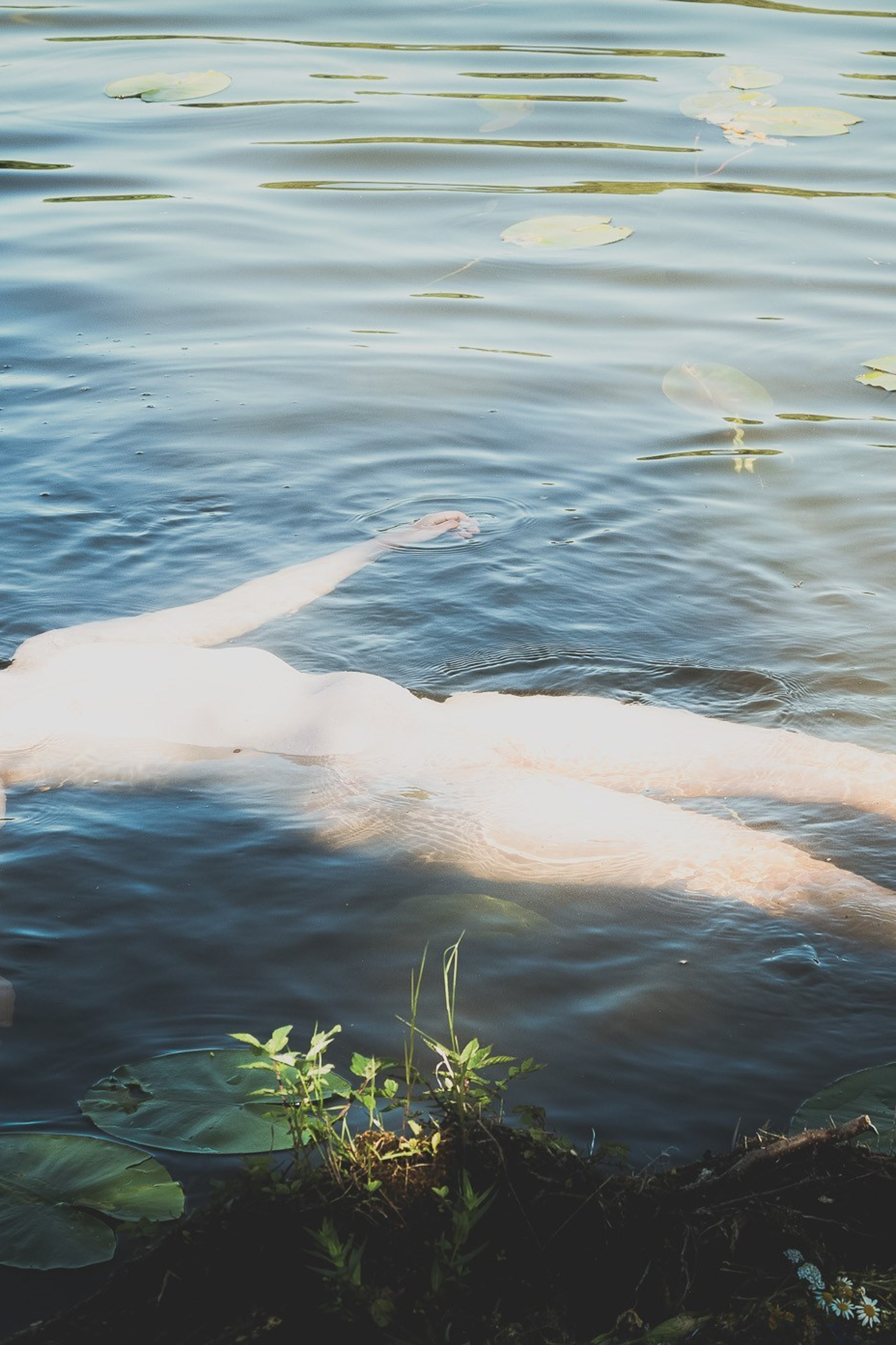 Kroppen flyter, naturen minns Hud som vatten, ljus som andning Stillhetens rörelse, rörelsens stillhet Mellanrum där kroppen försvinner