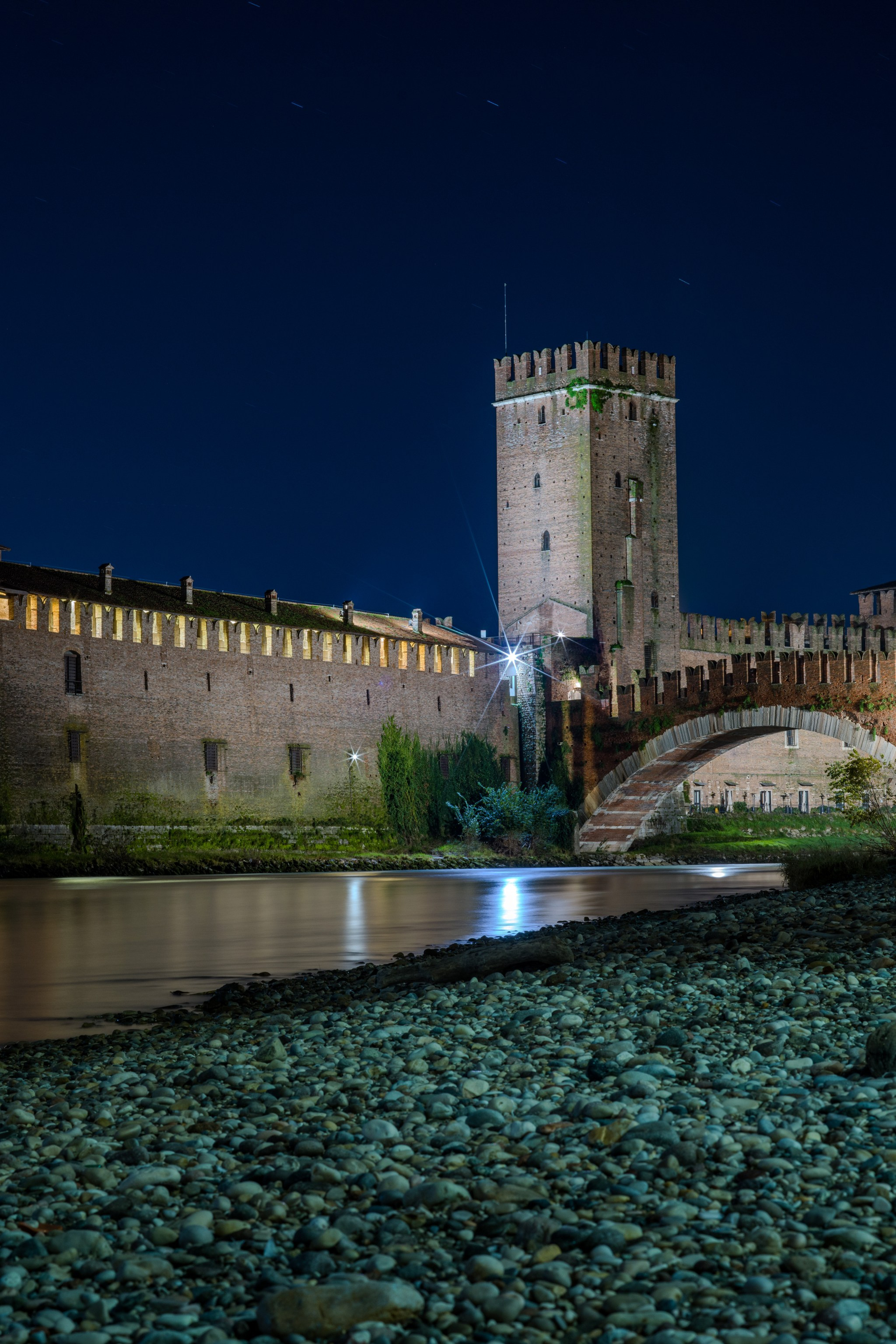 Wedding couple embracing in front of Verona’s historic architecture.