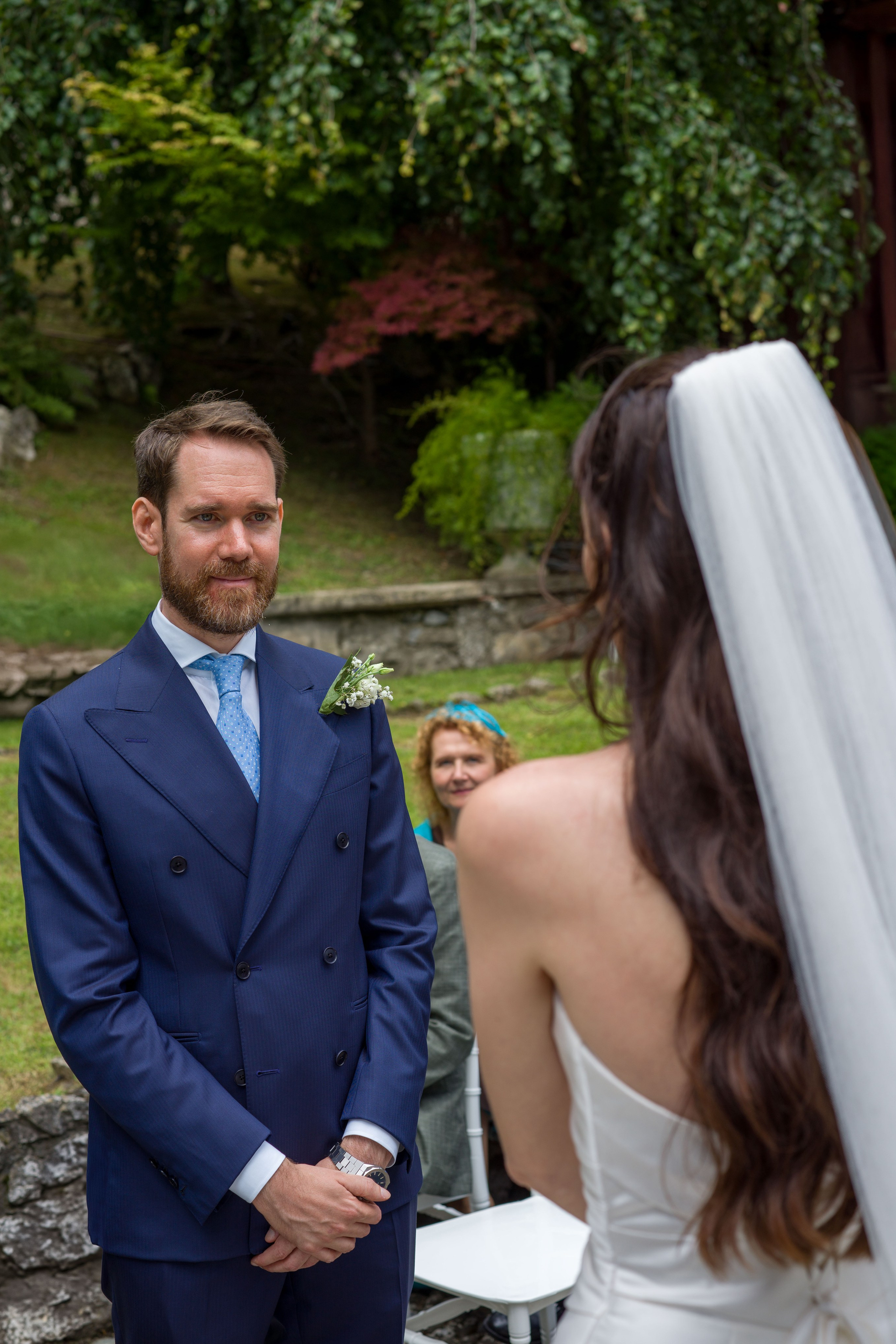 Destination wedding photo shoot in Como with scenic views.