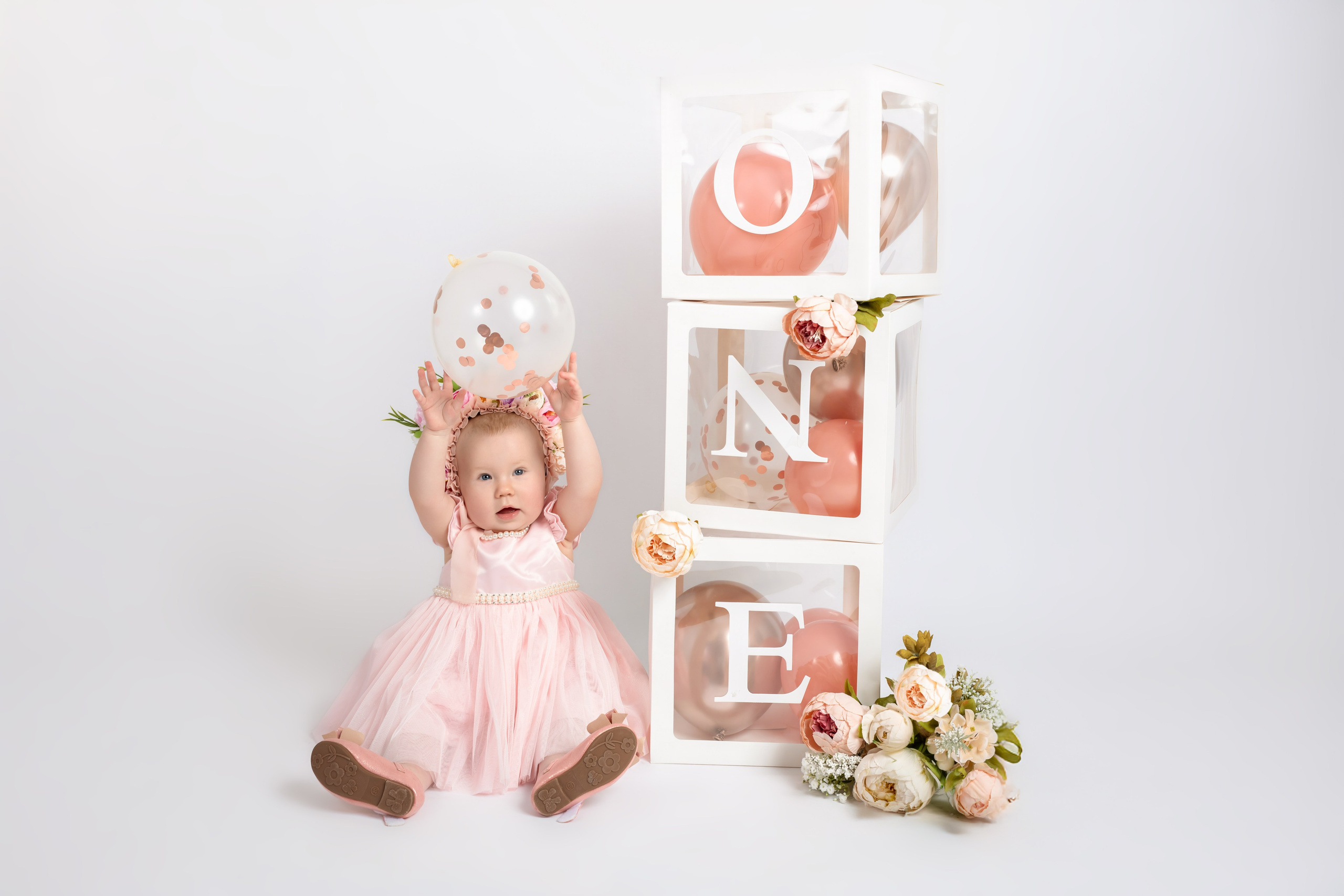 Cake smash photo session Hertfordshire, Stevenage. Stevenage, Hertfordshire family, maternity and newborn photographer