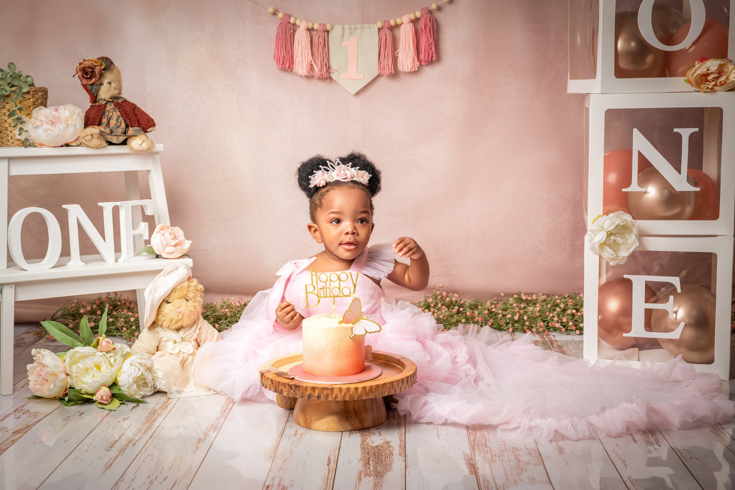 Cake smash photo session Hertfordshire, Stevenage. Stevenage, Hertfordshire family, maternity and newborn photographer