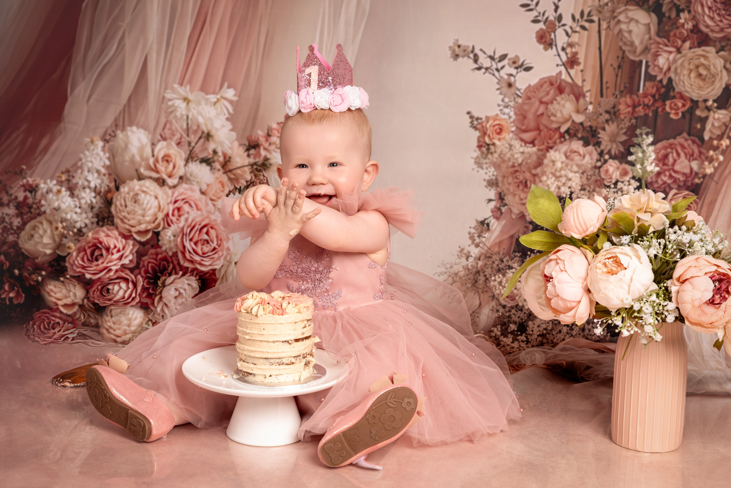 Cake smash photo session Hertfordshire, Stevenage. Stevenage, Hertfordshire family, maternity and newborn photographer