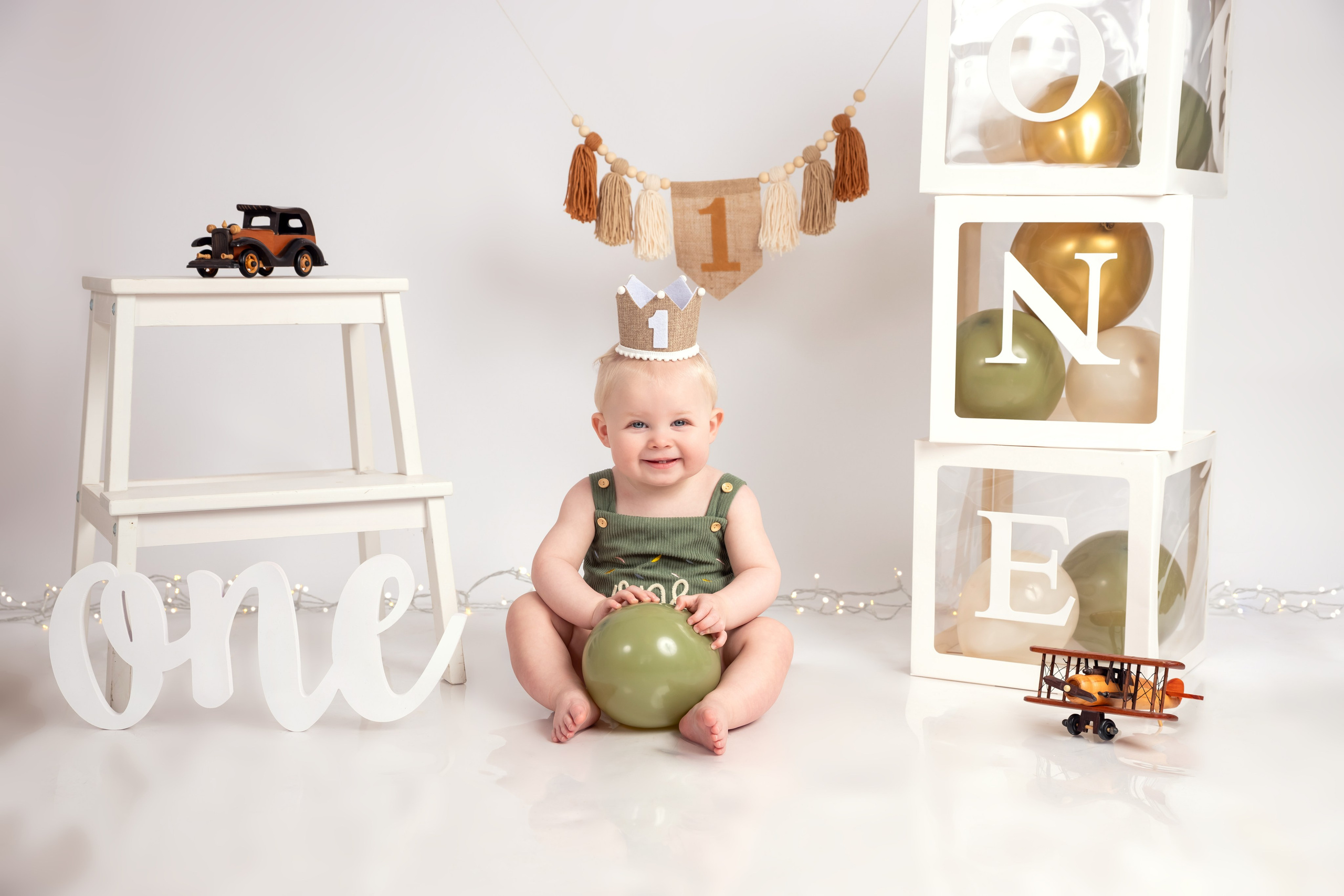 Cake smash photo session Hertfordshire, Stevenage. Stevenage, Hertfordshire family, maternity and newborn photographer