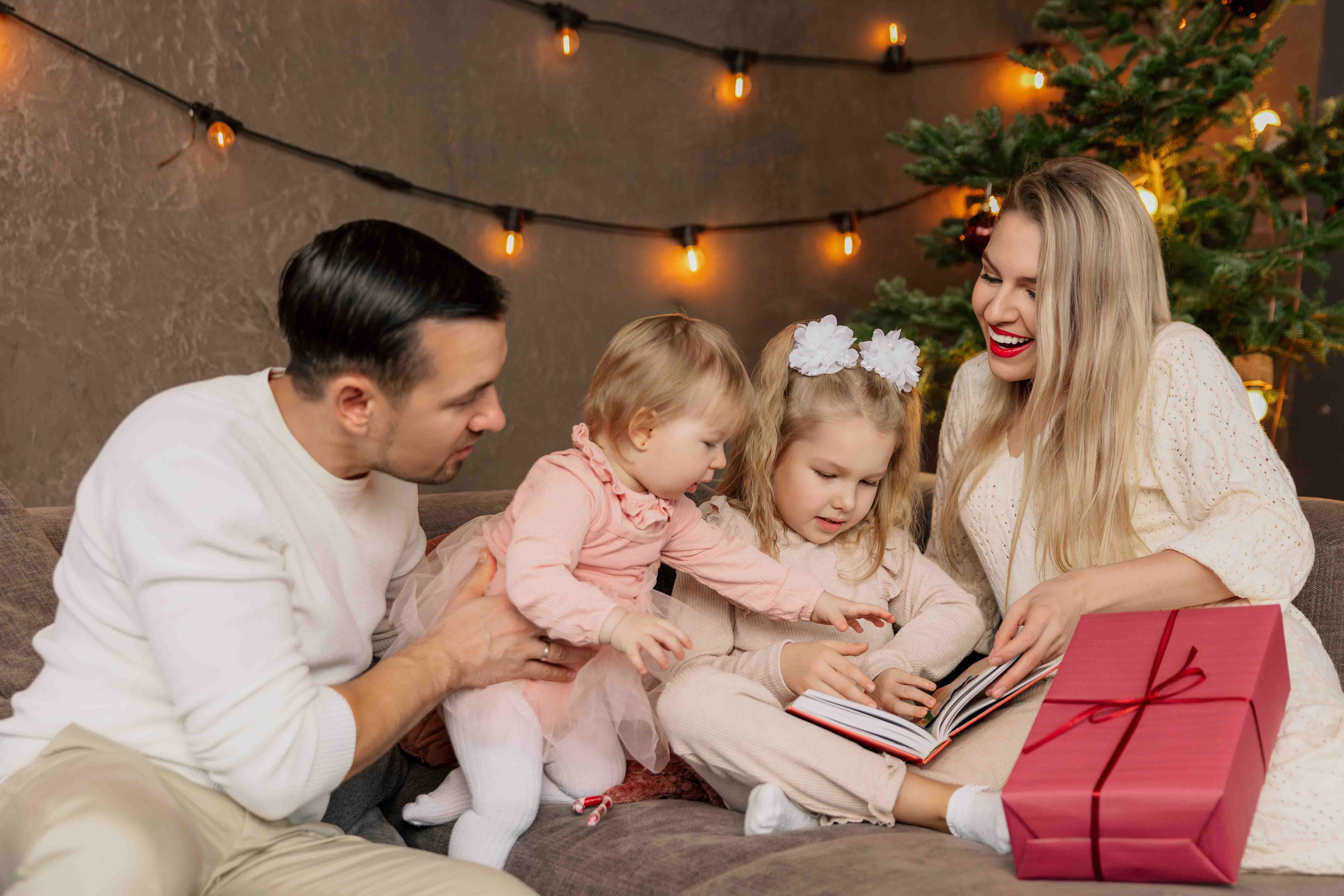 Šeimos fotosesija Vilniuje — namie, gamtoje, studijoje. Framed by Evelina | Vestuvių fotografė