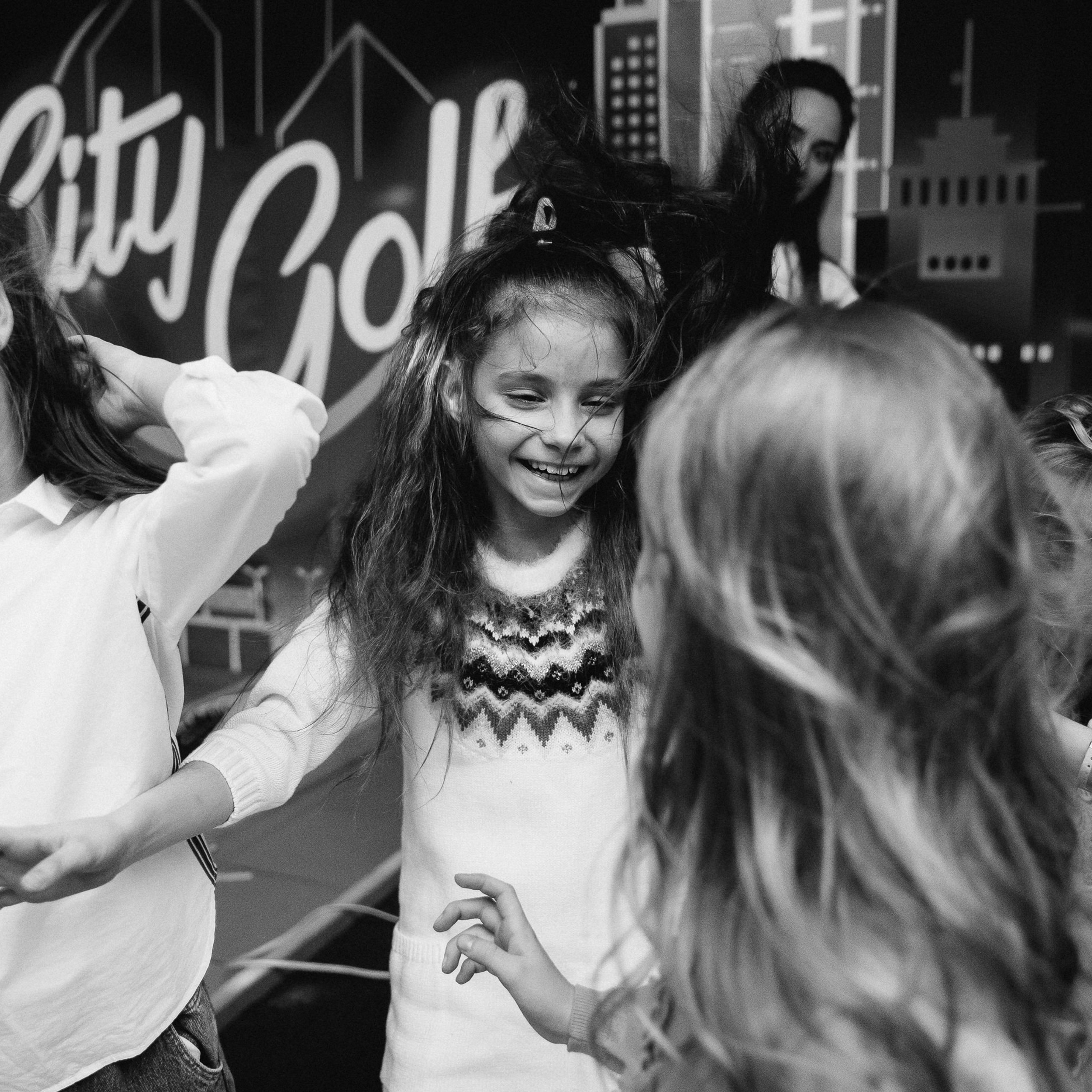 Девочки смеются на своем празднике и радуются.