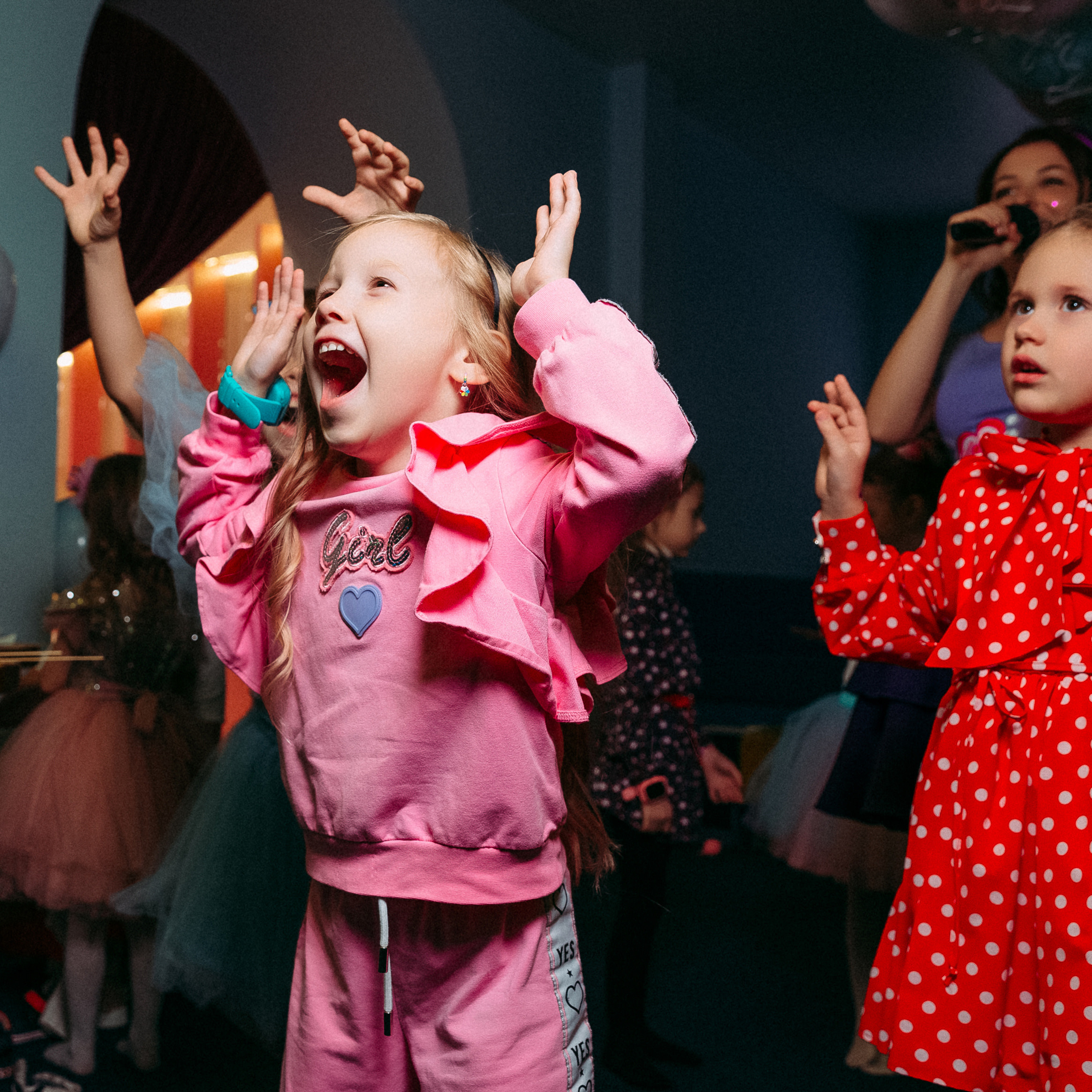 Маленькие девочки играют в радостные эмоции.