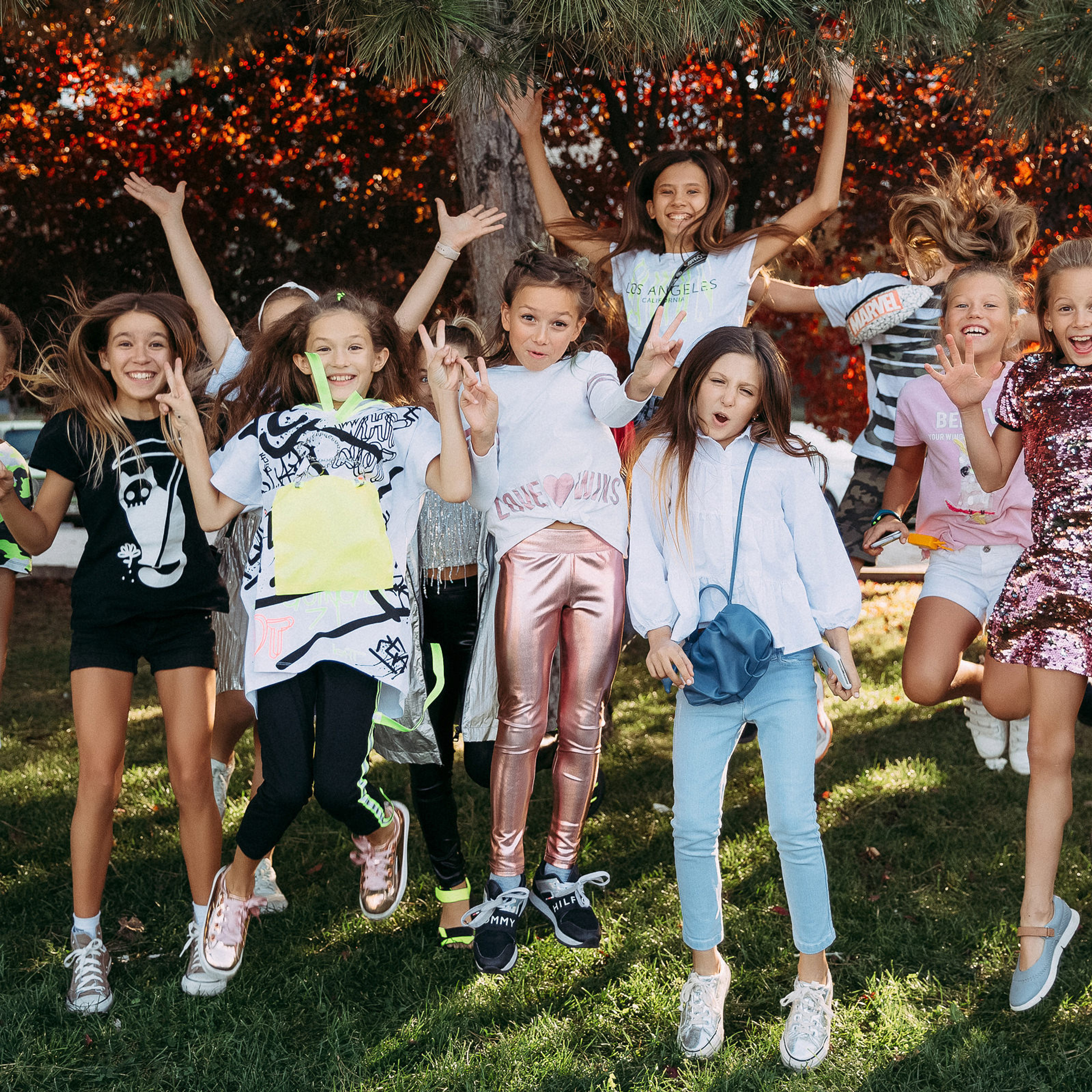 Радостные дети в прыжке на фото вечером.