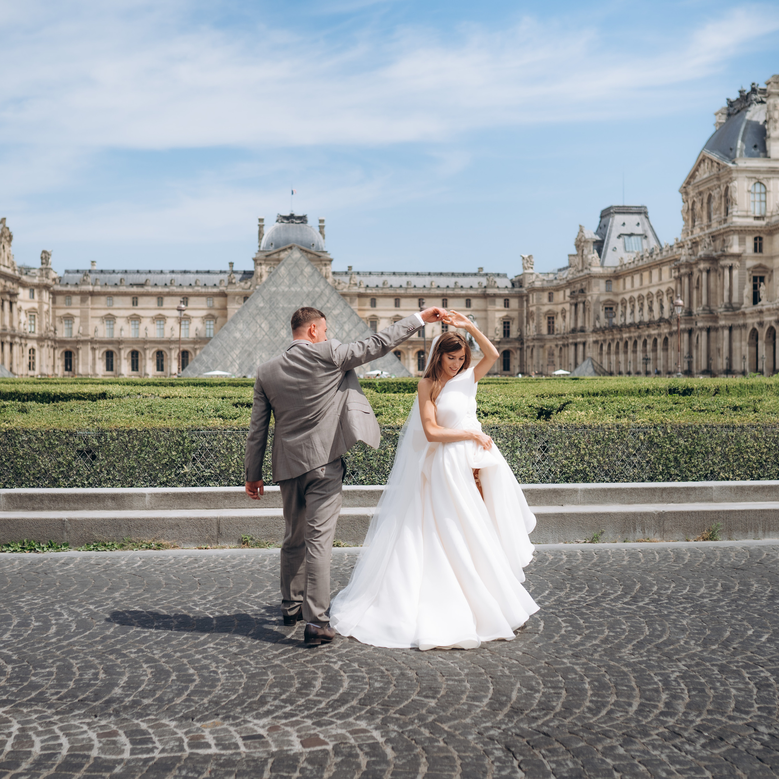 Wedding photo shoot — Louvre and Pont Alexandre III
