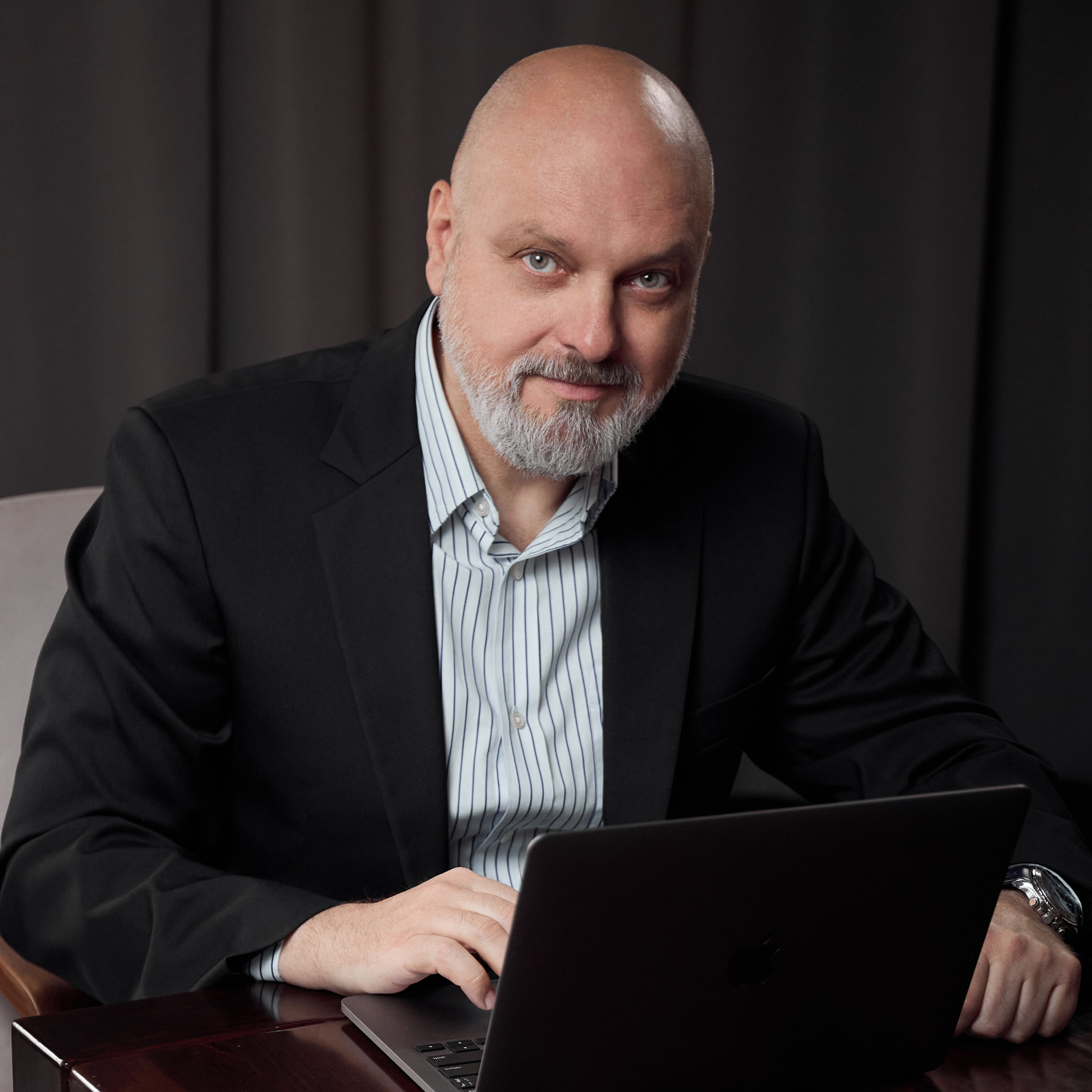 Руководитель компании в офисе, бизнес-фотосессия