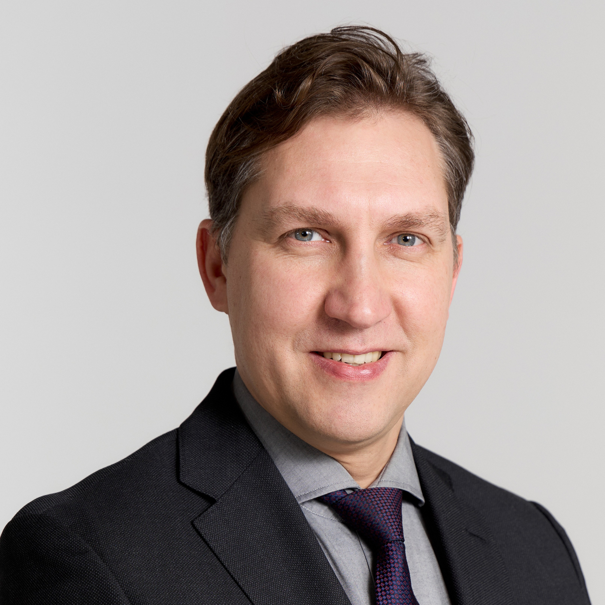 Мужской деловой портрет в студийном стиле