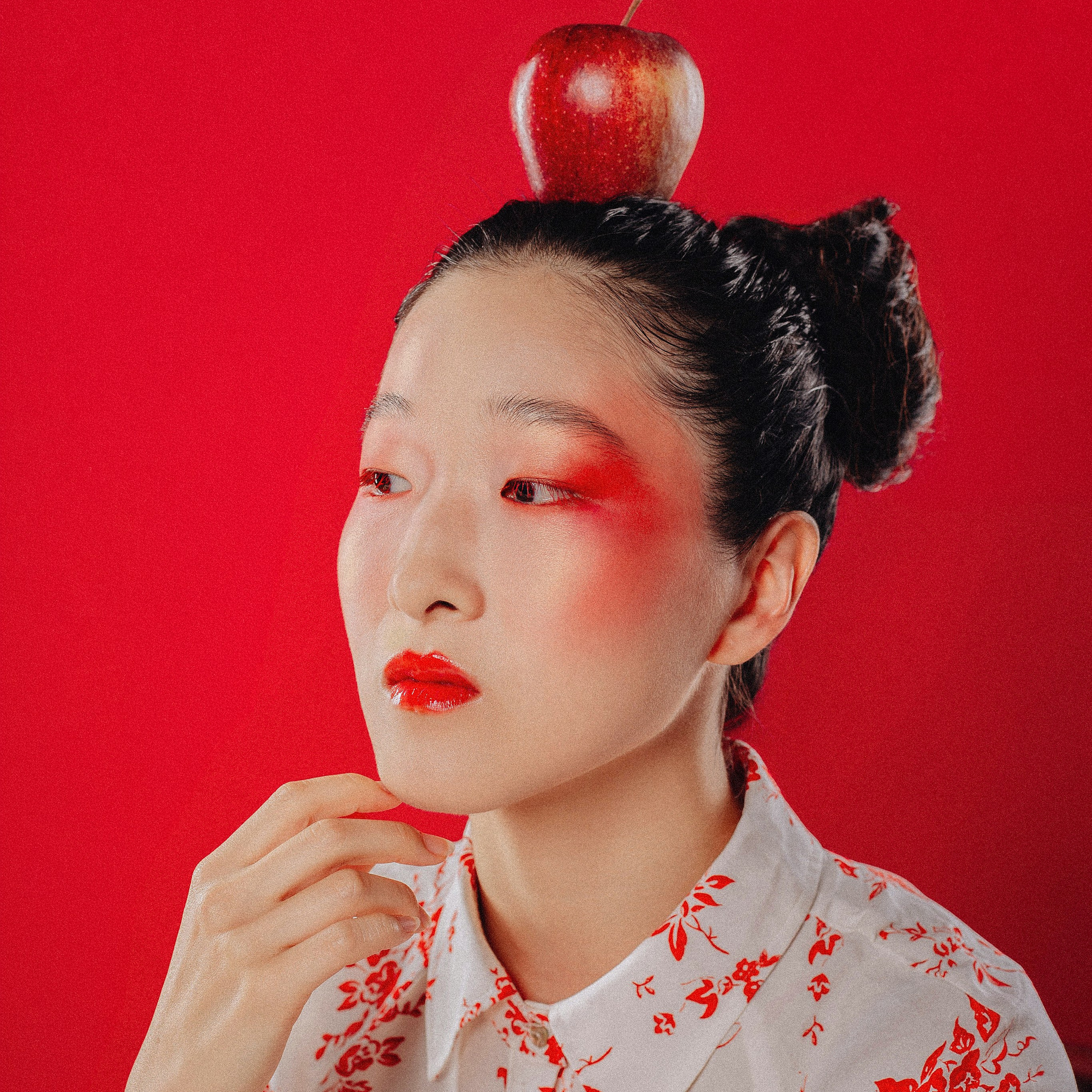 GIRL WITH APPLE