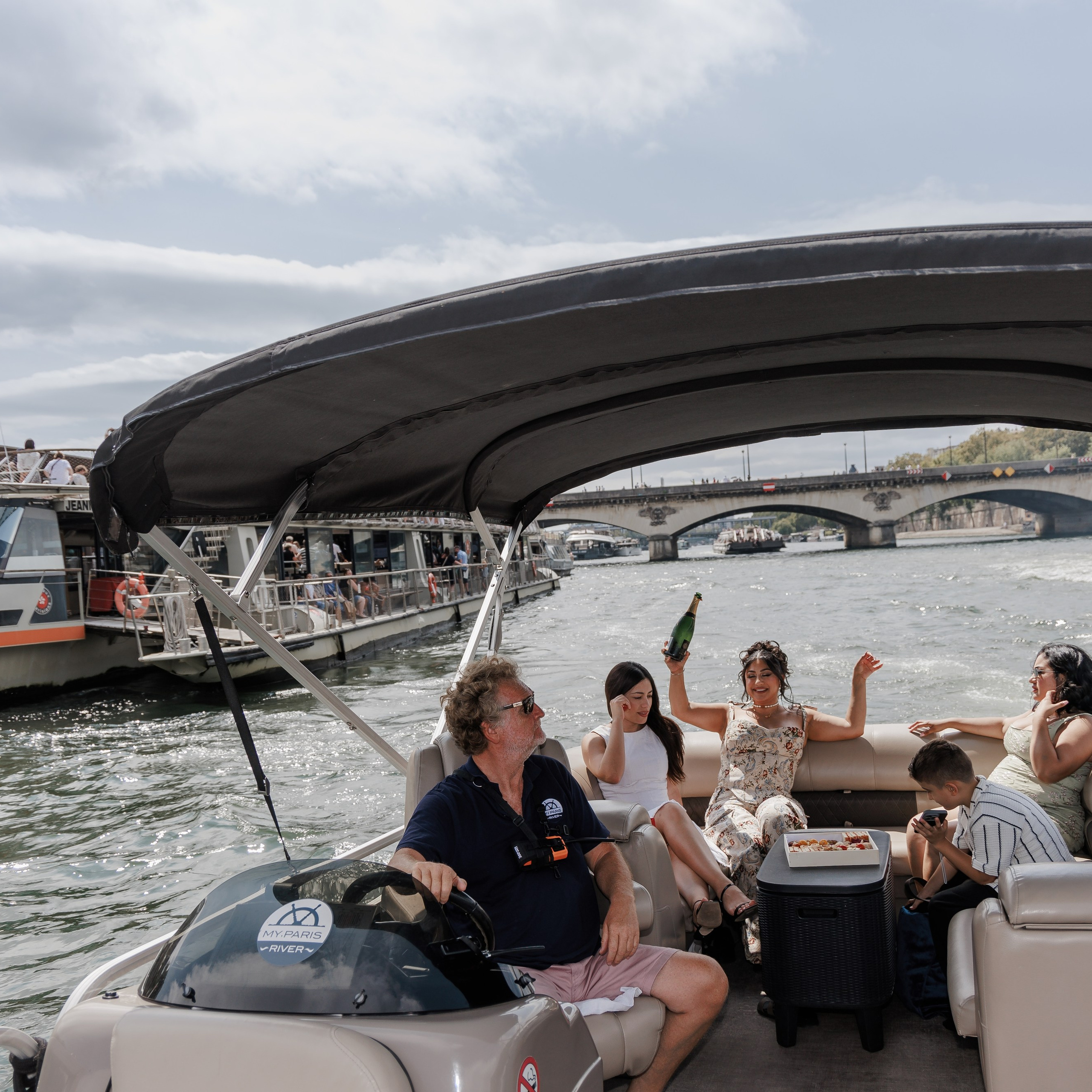 Sail, Sip & Smile: A Private Seine Cruise with Your Personal Photographer & Filmmaker. Photographe à Paris