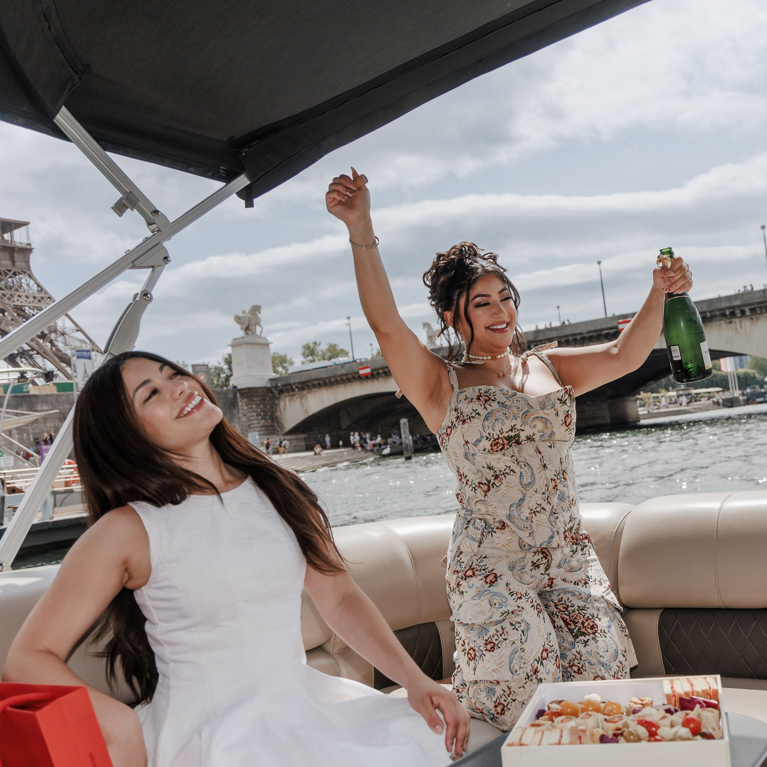 Sail, Sip & Smile: A Private Seine Cruise with Your Personal Photographer & Filmmaker. Photographe à Paris