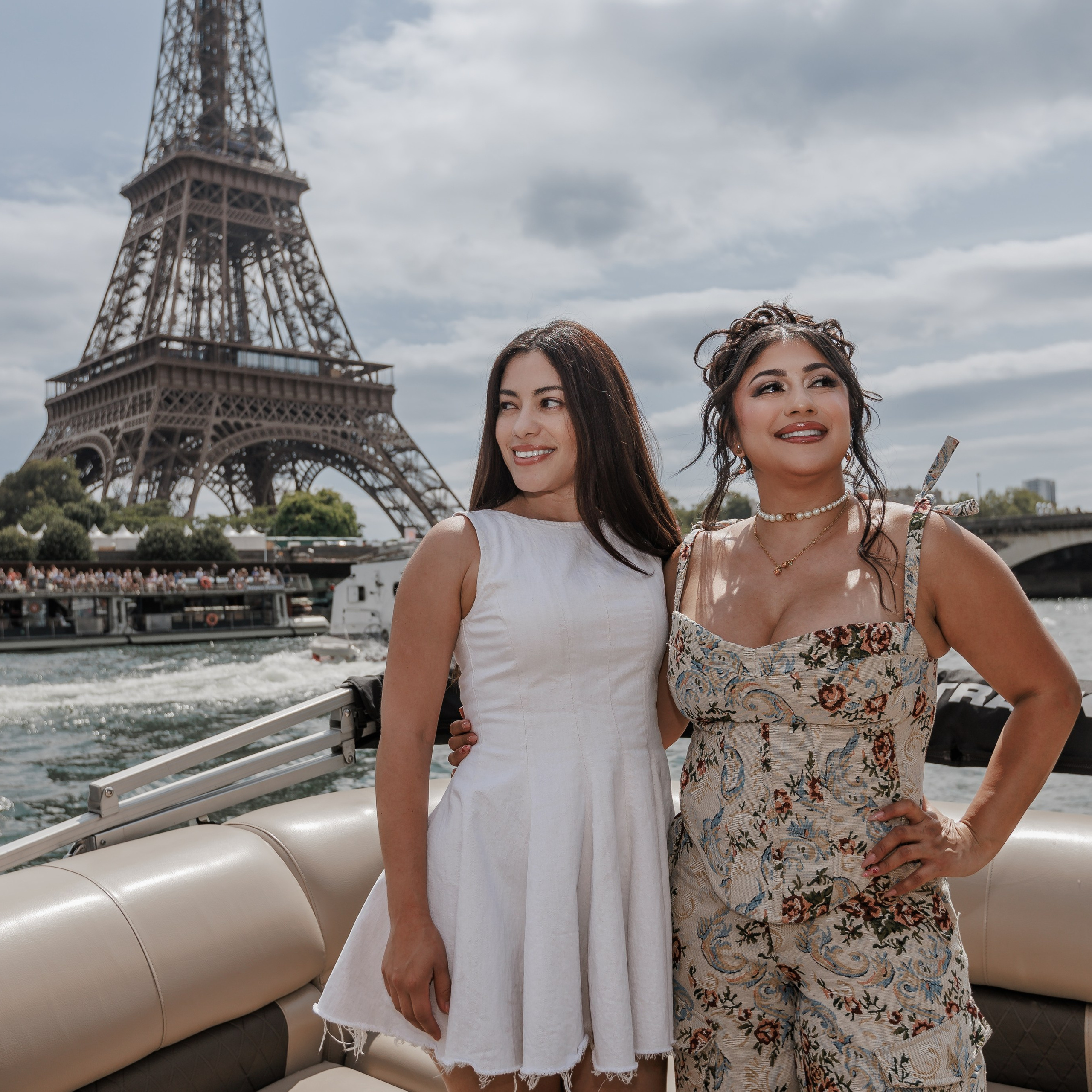 Sail, Sip & Smile: A Private Seine Cruise with Your Personal Photographer & Filmmaker. Photographe à Paris