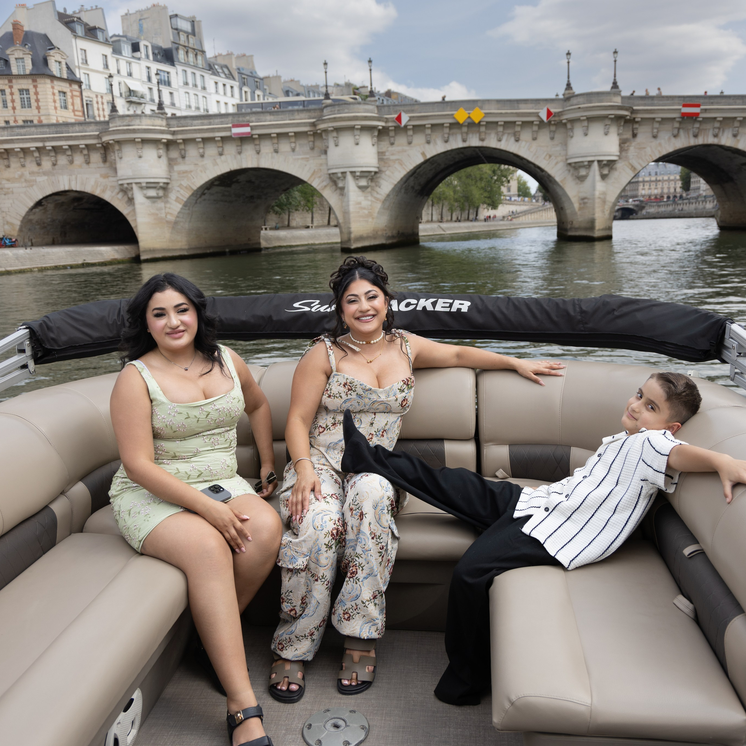 Sail, Sip & Smile: A Private Seine Cruise with Your Personal Photographer & Filmmaker. Photographe à Paris