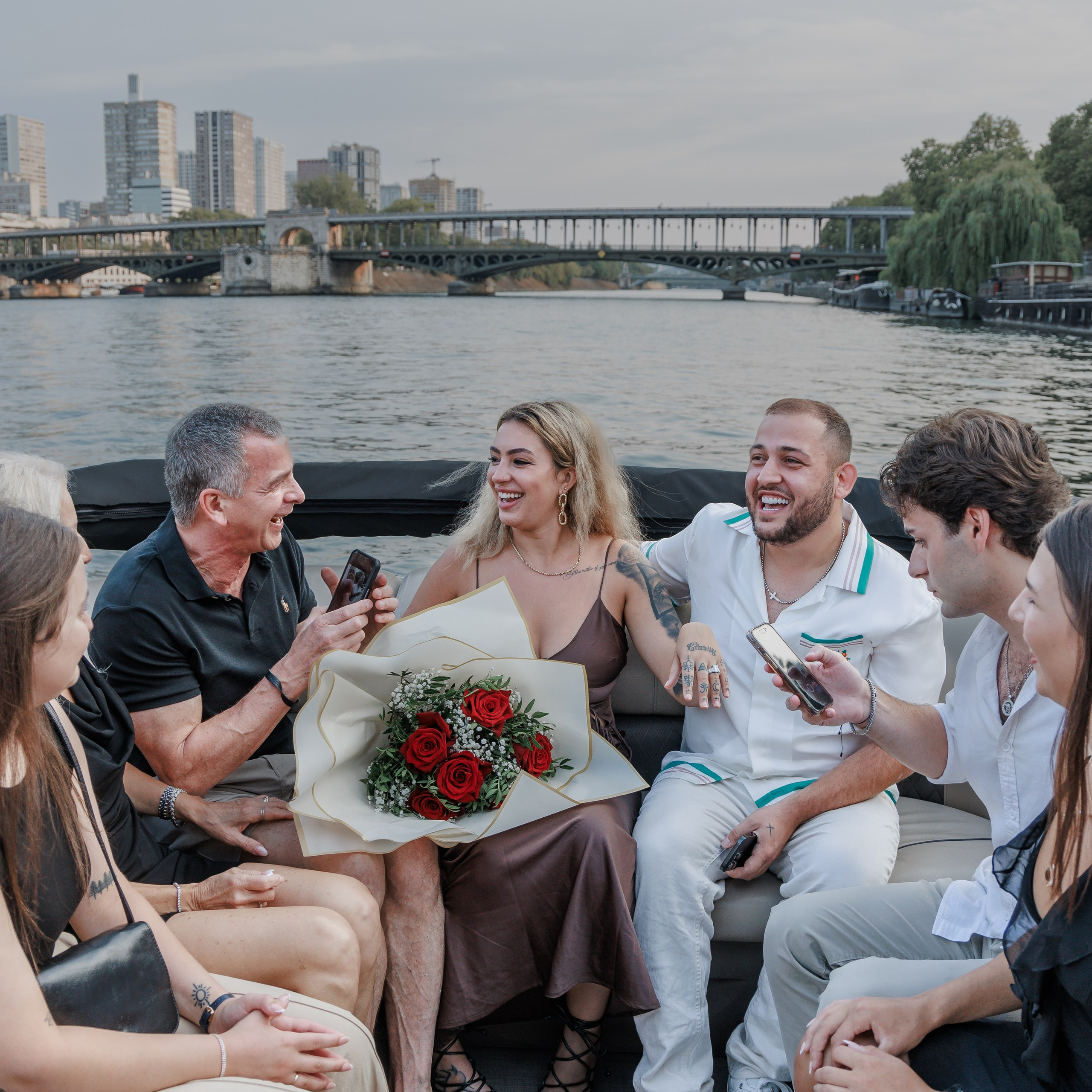 Sail, Sip & Smile: A Private Seine Cruise with Your Personal Photographer & Filmmaker. Photographe à Paris