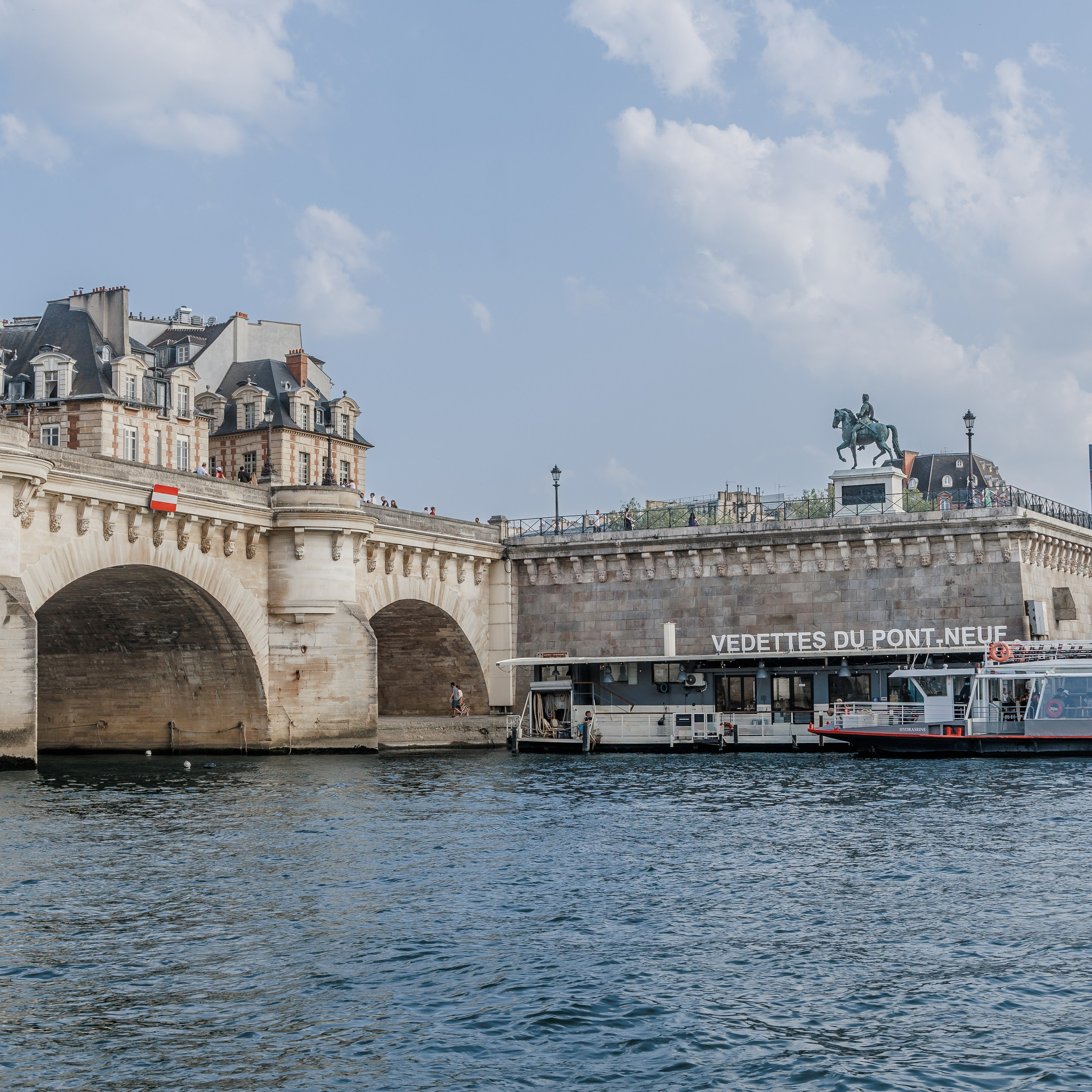 Sail, Sip & Smile: A Private Seine Cruise with Your Personal Photographer & Filmmaker. Photographe à Paris