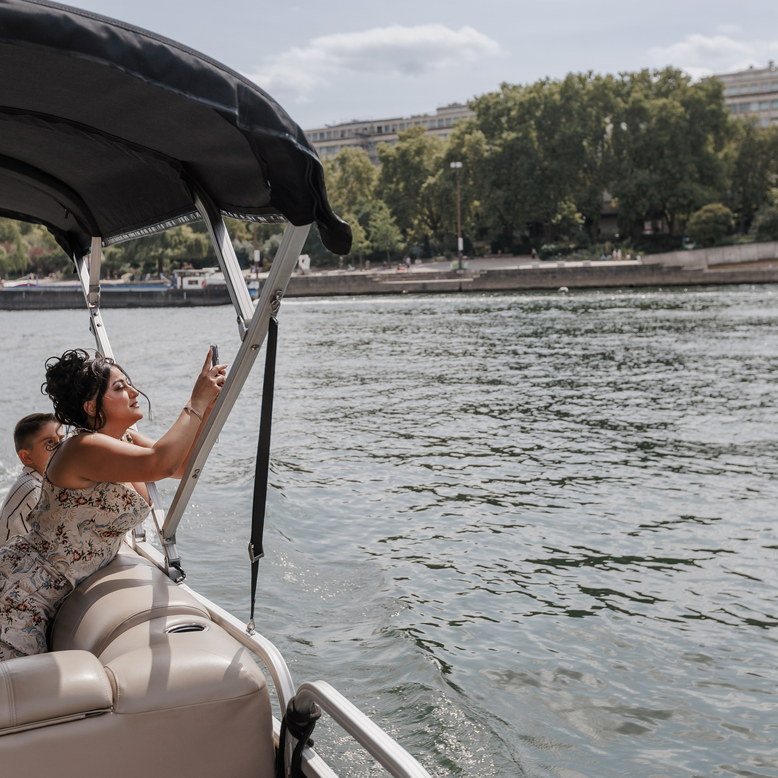 Sail, Sip & Smile: A Private Seine Cruise with Your Personal Photographer & Filmmaker. Photographe à Paris