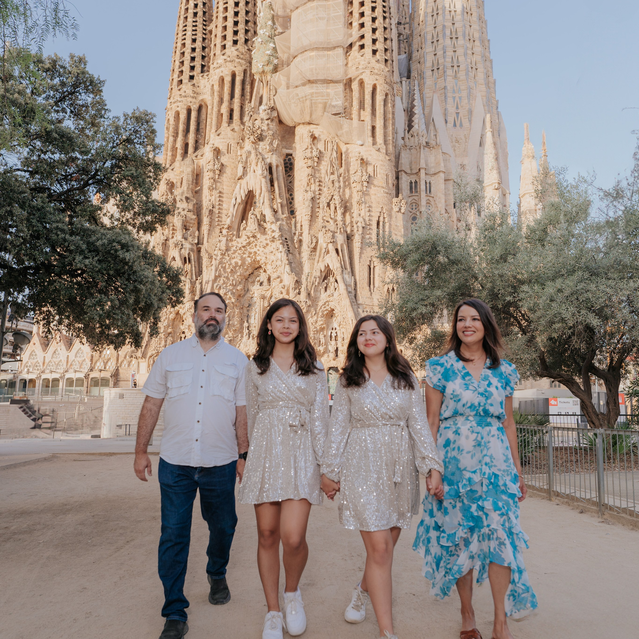How To Prepare Family for a Photoshoot in Barcelona. DiaFoto — Wow Photographer in Barcelona | Premium Barcelona Photoshoot Experience