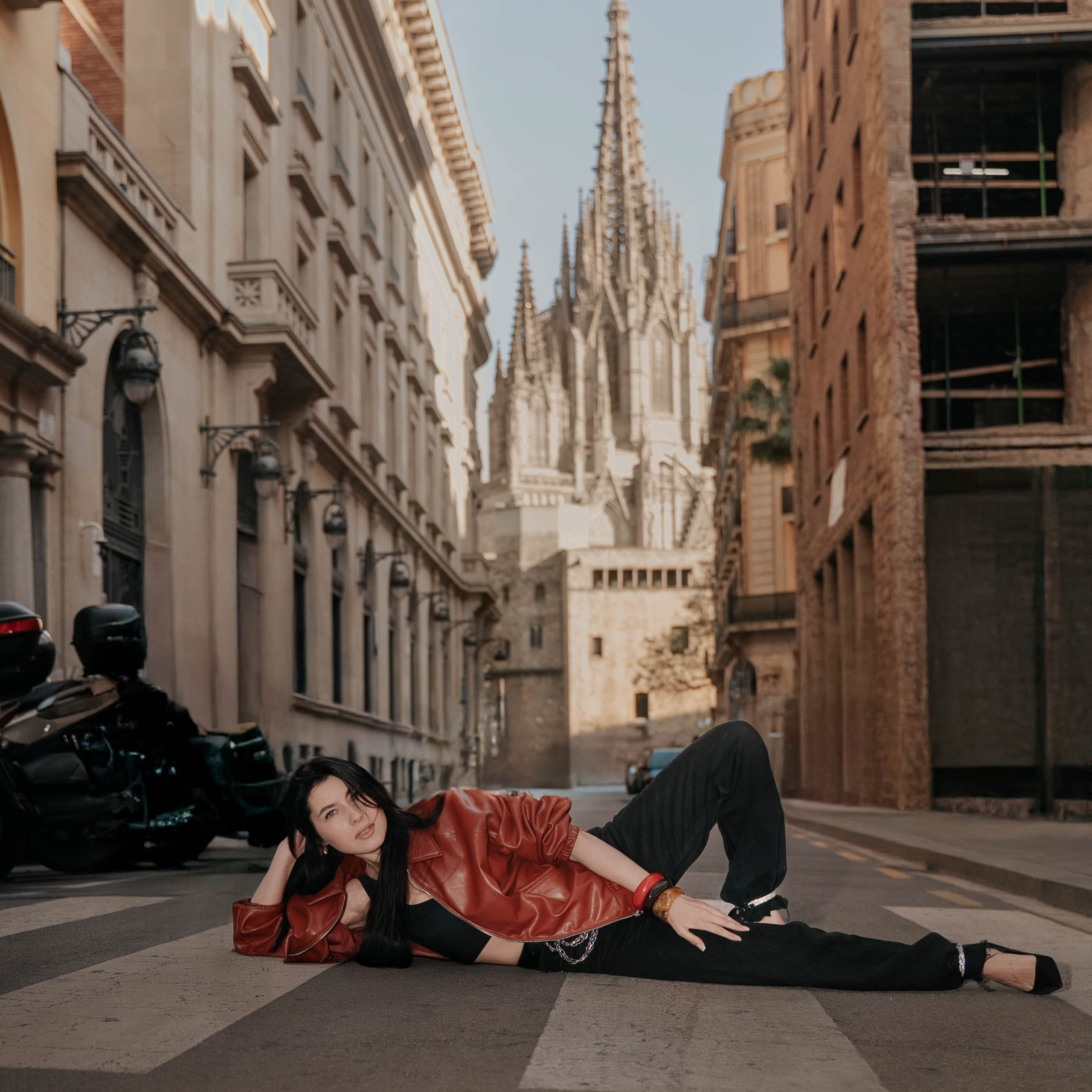 Mastering Dynamic Posing: Avoiding Common Mistakes. DiaFoto — Wow Photographer in Barcelona | Premium Barcelona Photoshoot Experience