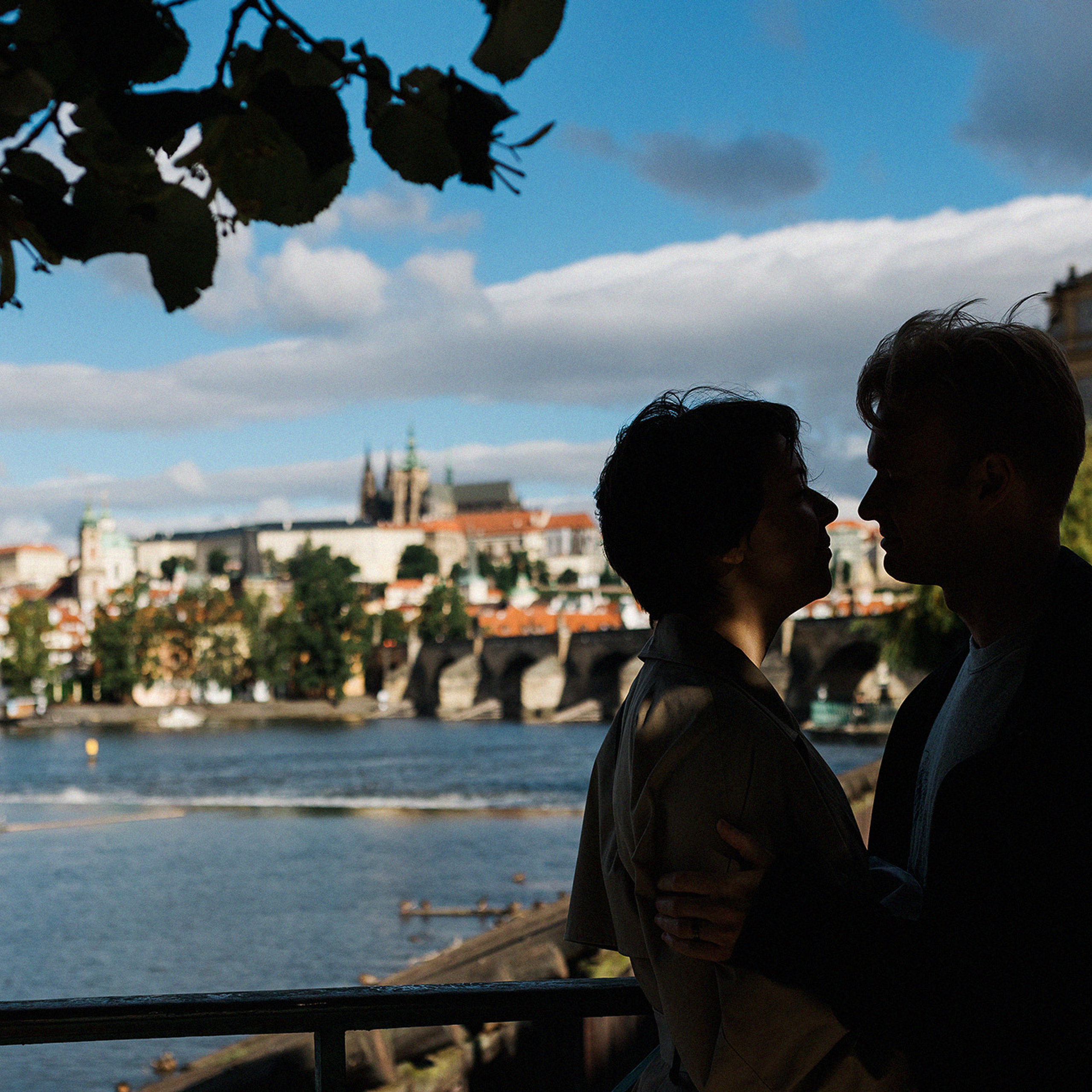 Анна с семьей в парке. Rodinný a svatební fotograf v Praze