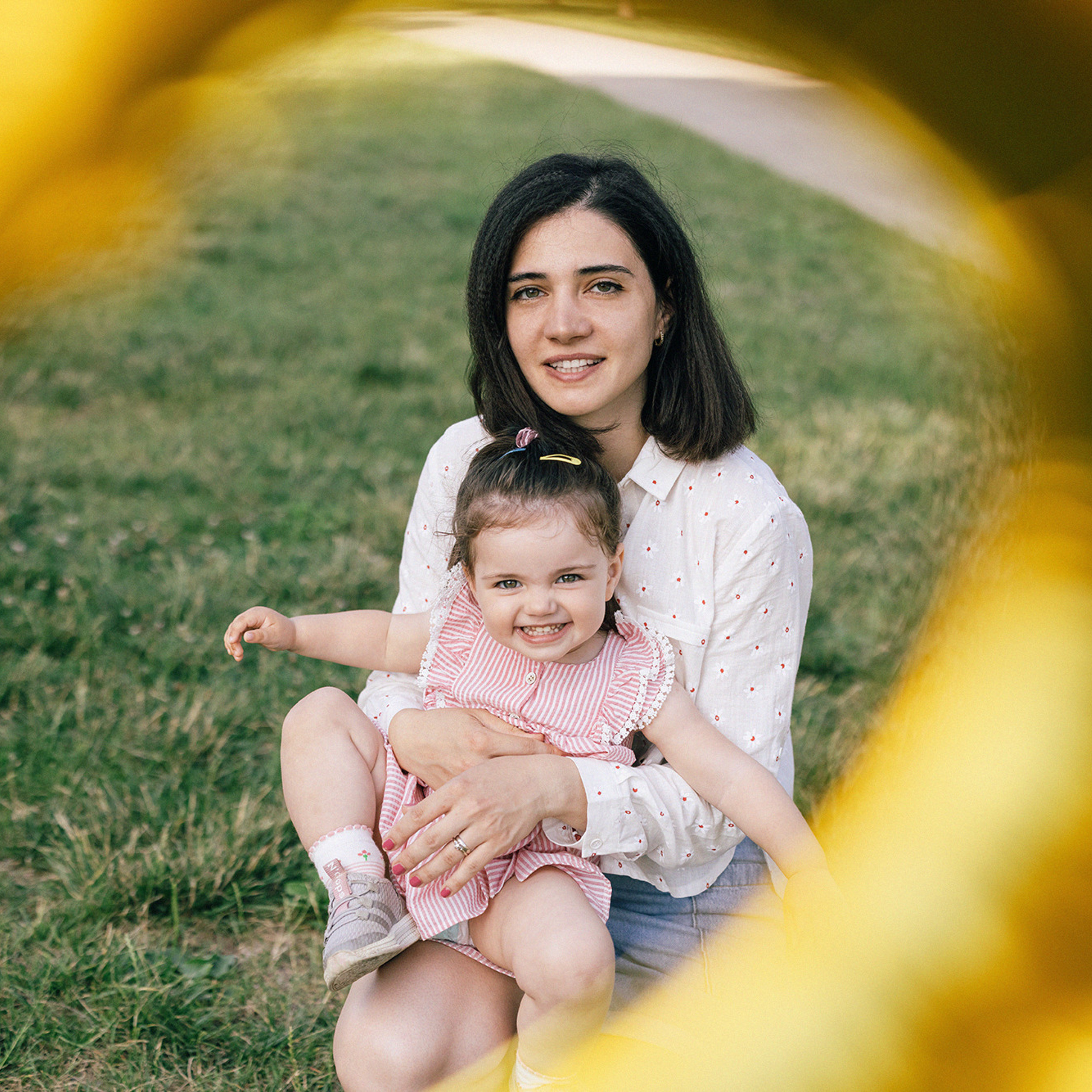 Анна с семьей в парке. Rodinný a svatební fotograf v Praze