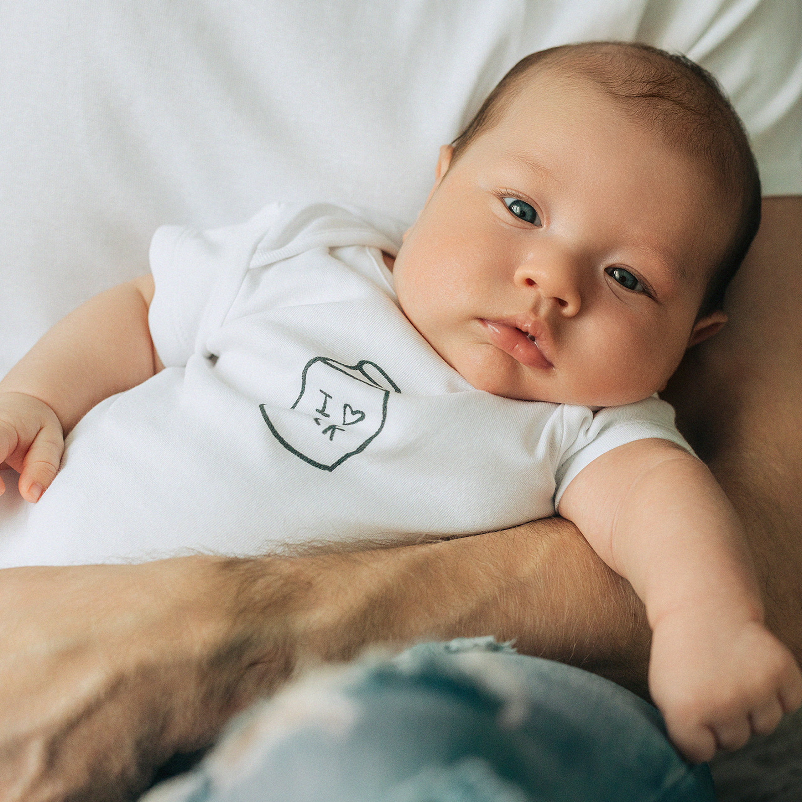 Анна с семьей в парке. Rodinný a svatební fotograf v Praze