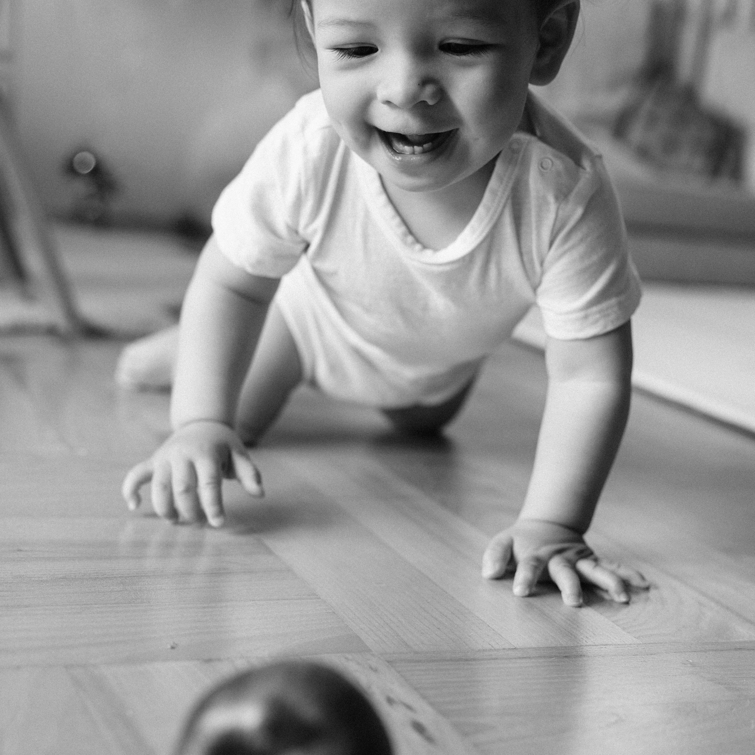Анна с семьей в парке. Rodinný a svatební fotograf v Praze