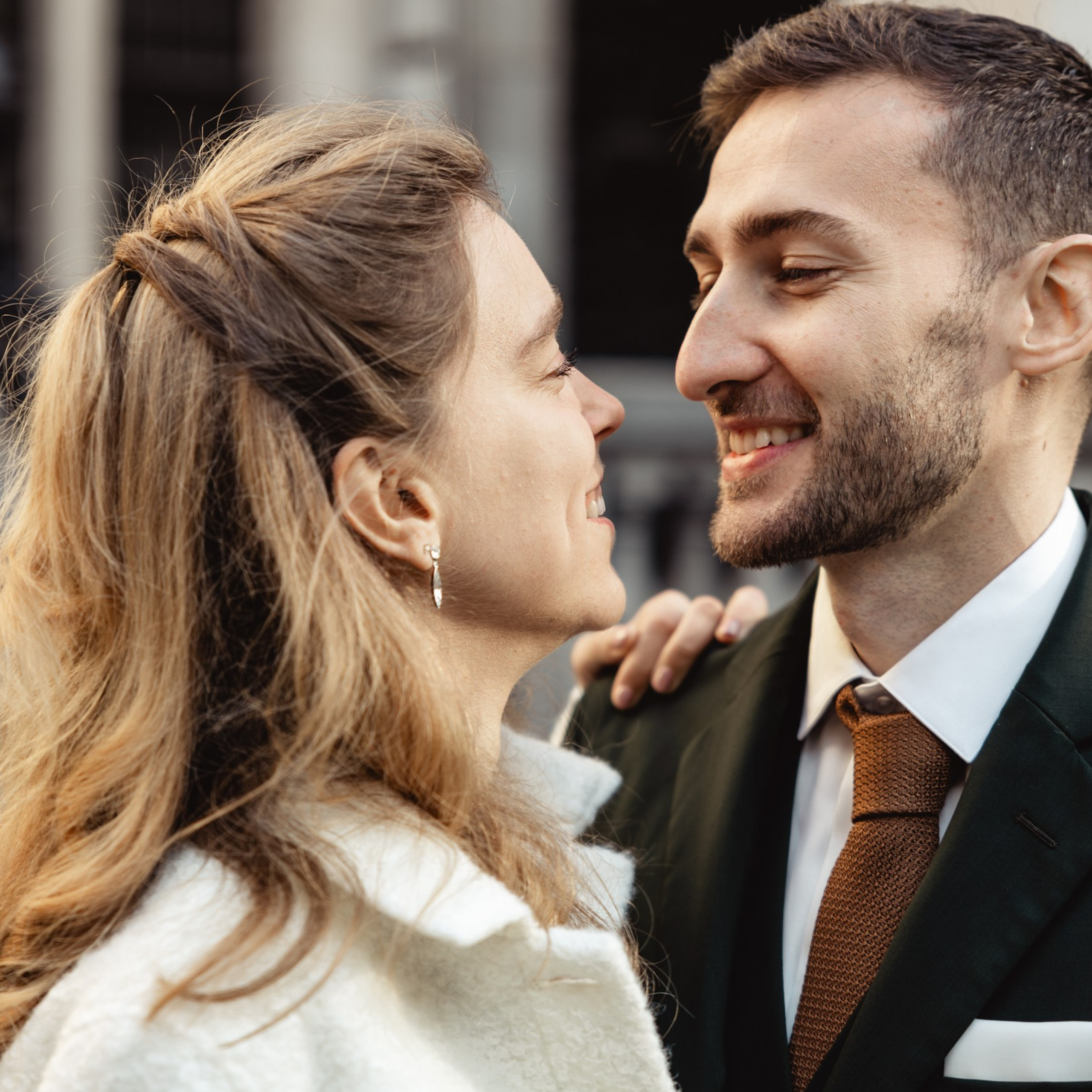 Bruidspaar kijkt elkaar liefdevol aan tijdens een intiem moment