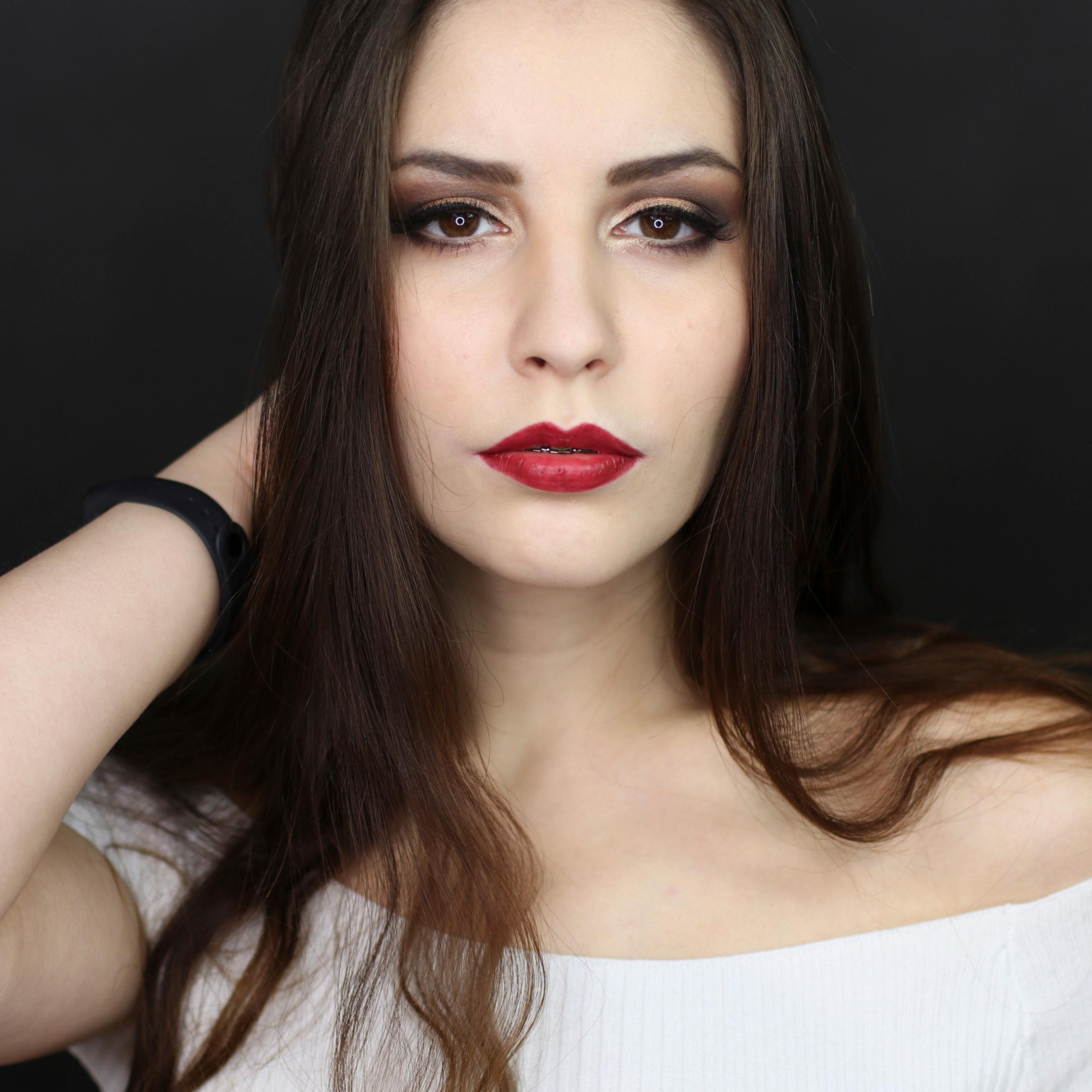 Basic cut crease make-up example with dark-red lips