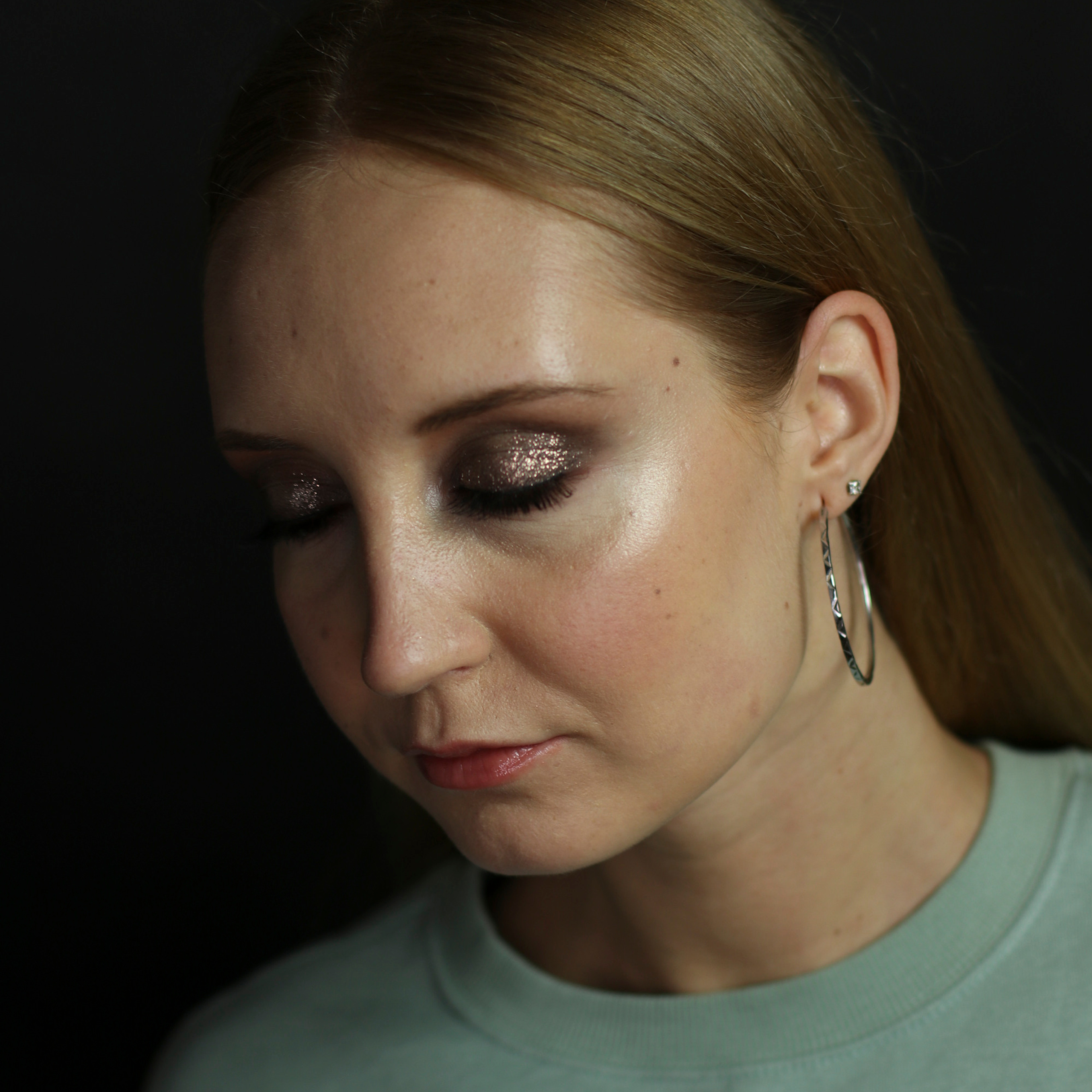 Dark smokey eyes make-up example