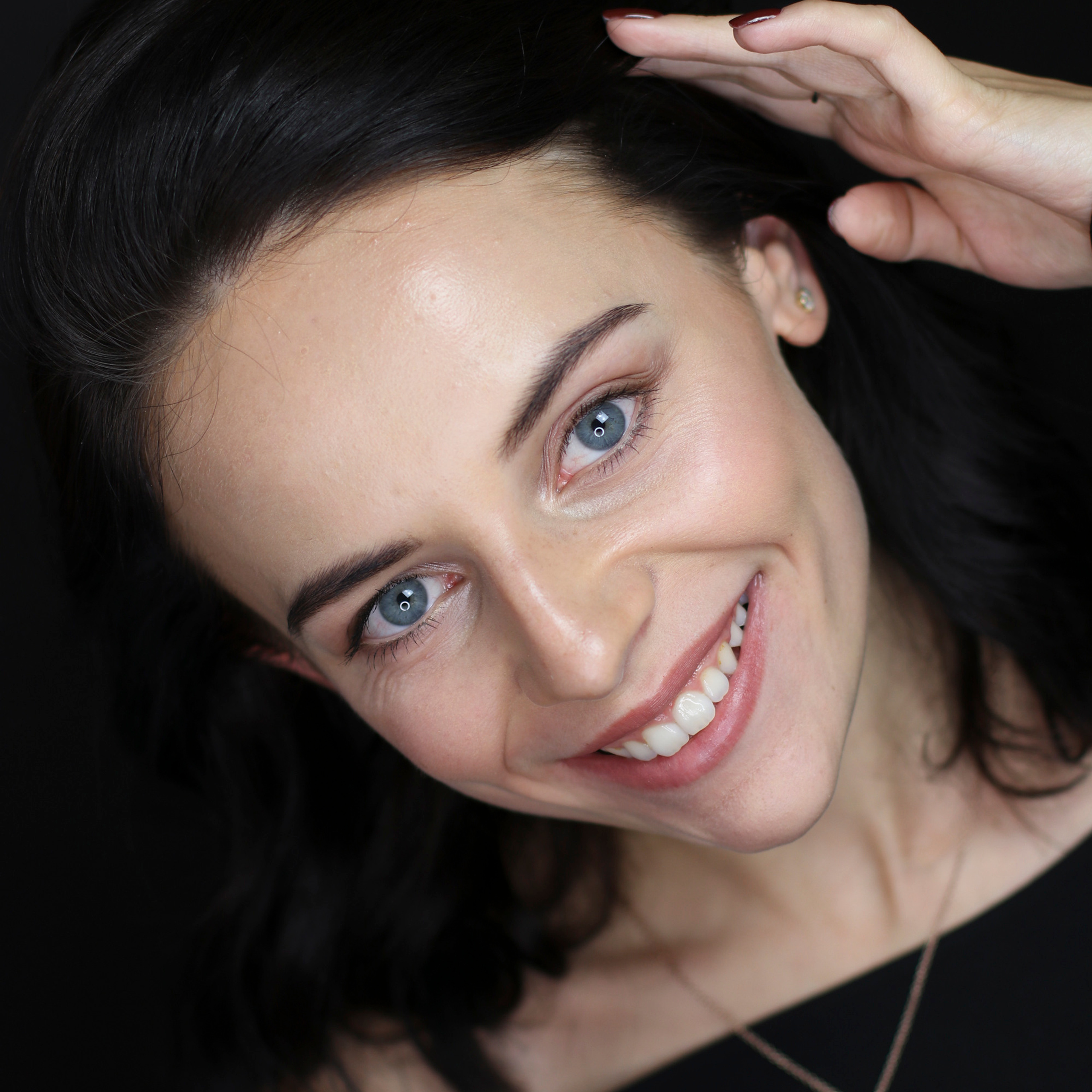 A smiling woman with a natural make-up