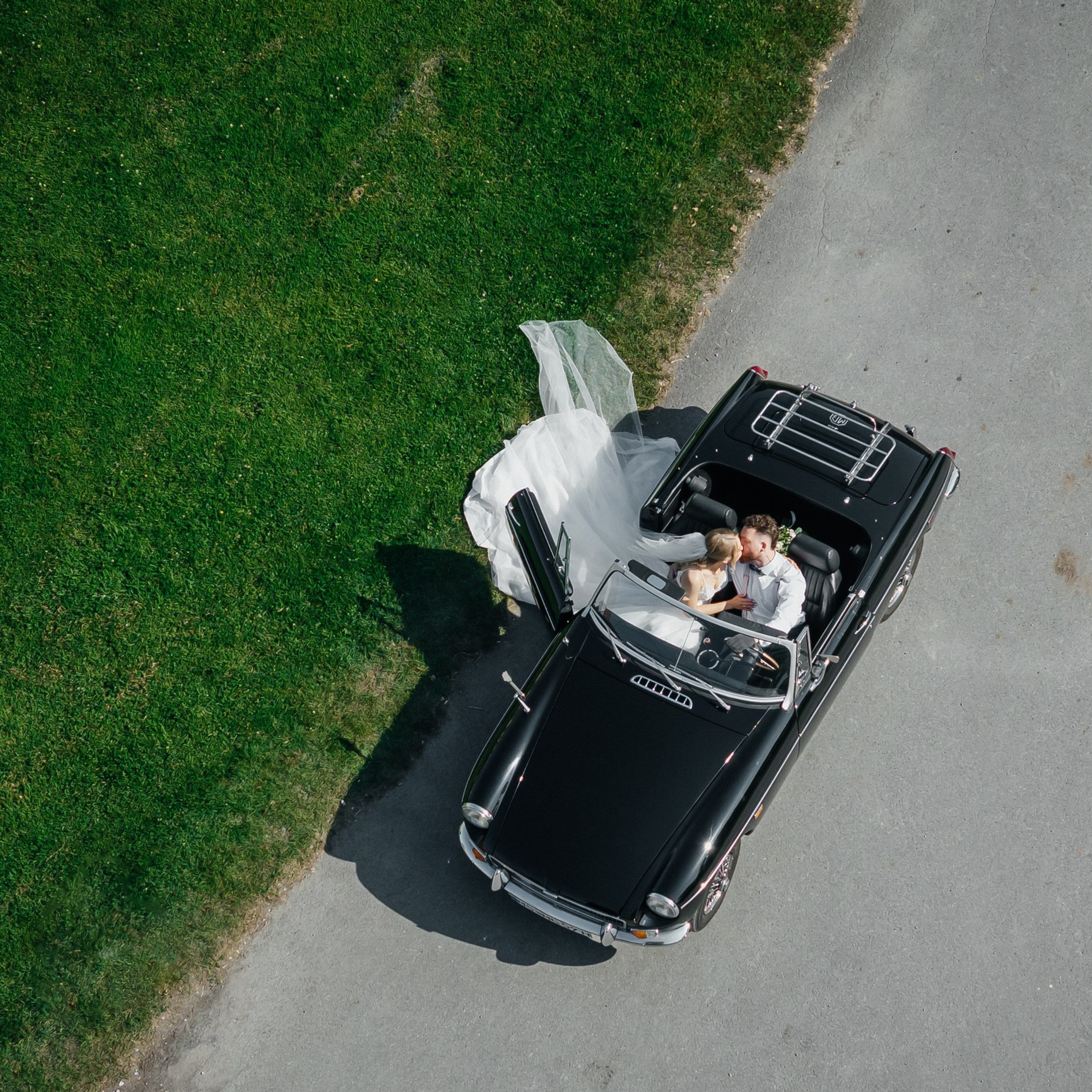 oldtimer with couple at wedding