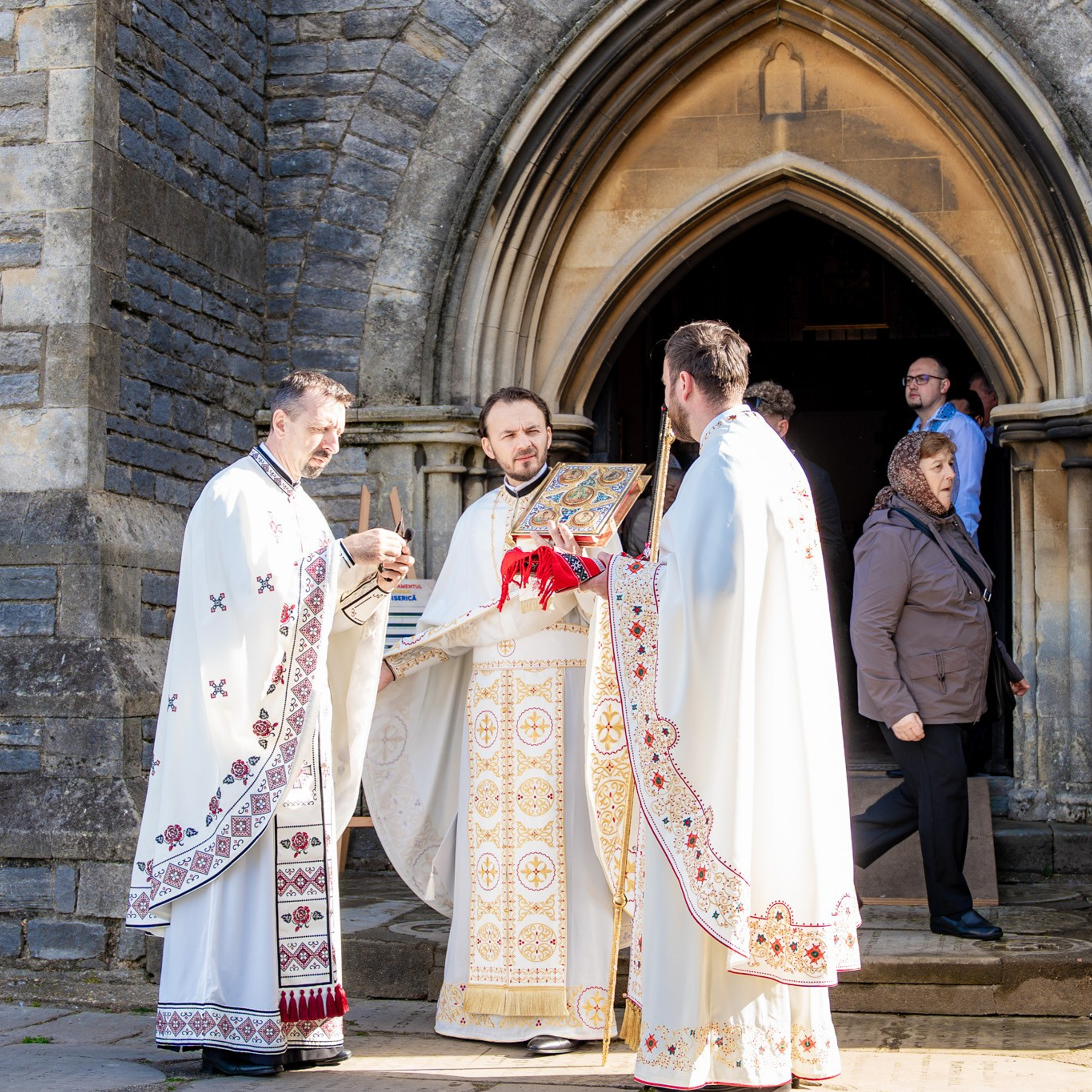 Sambata lui Lazar si Hramul la Biserica Romaneasca din Southampton — Slujba arhiereasca oficiata de PS Parinte Atanasie. TANTAN IONUT FOTO & FILM