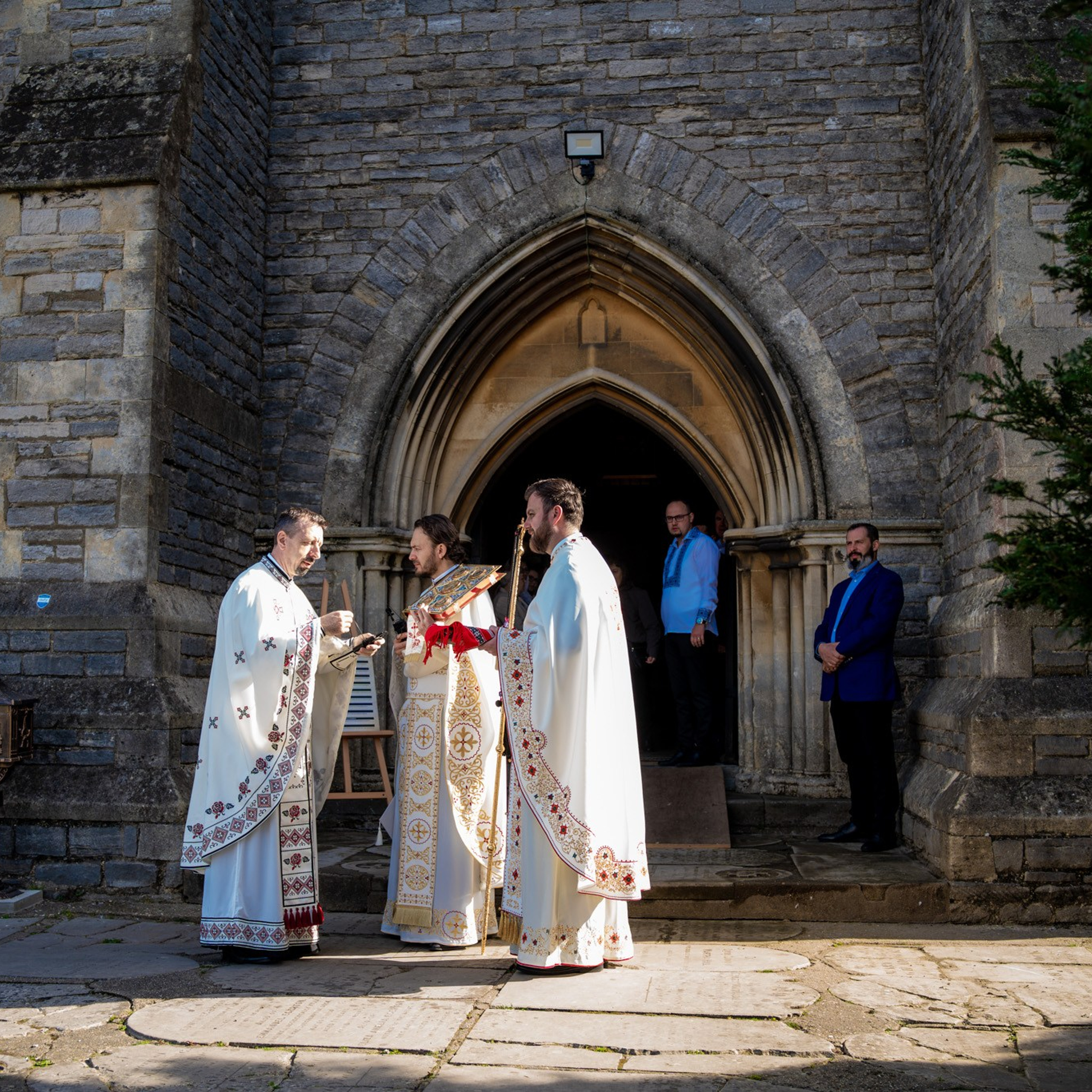 Sambata lui Lazar si Hramul la Biserica Romaneasca din Southampton — Slujba arhiereasca oficiata de PS Parinte Atanasie. TANTAN IONUT FOTO & FILM
