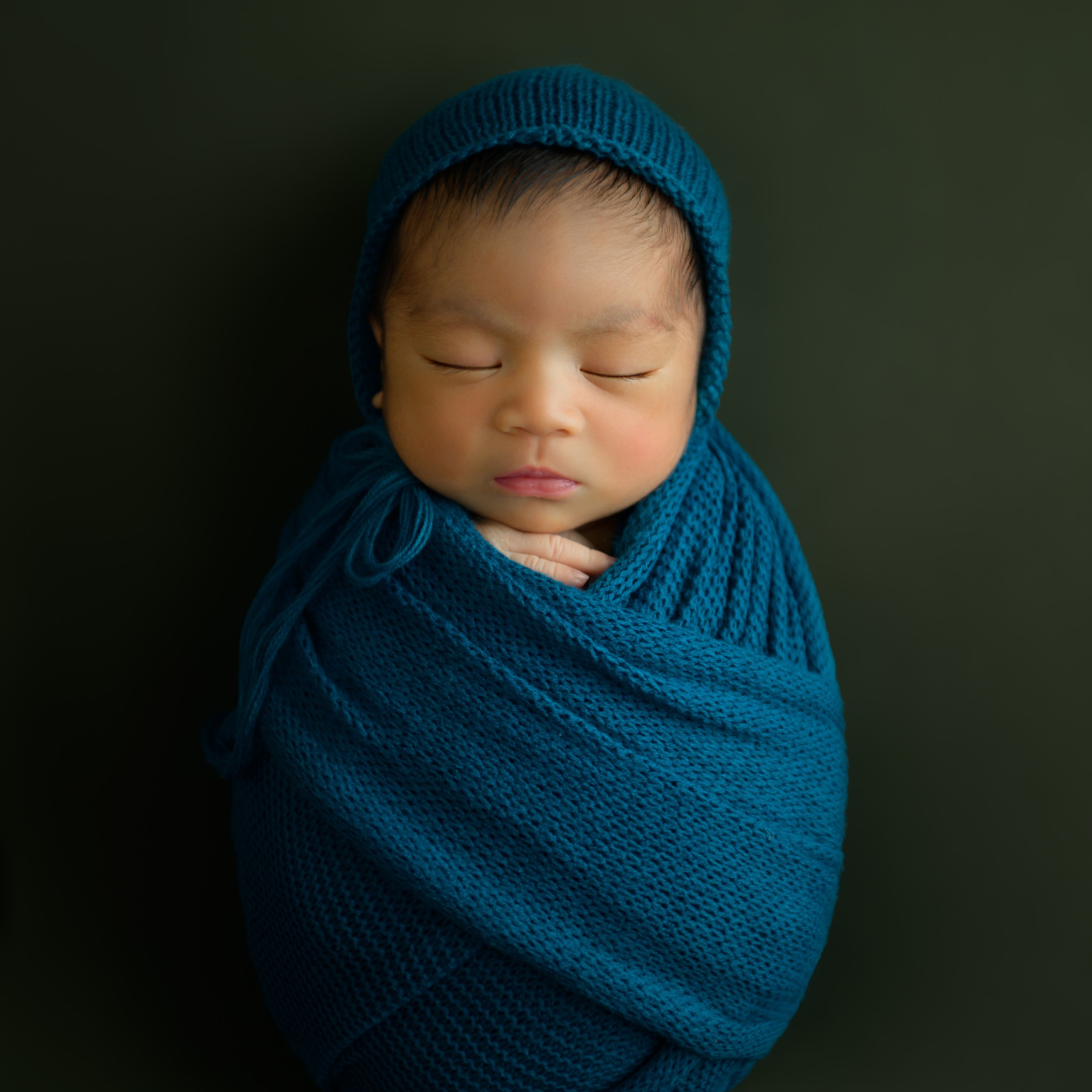 Newborn photo session in Doha Qatar, baby, sitter, cake smash, pre-birthday, maternity, family photographer in Doha, Qatar