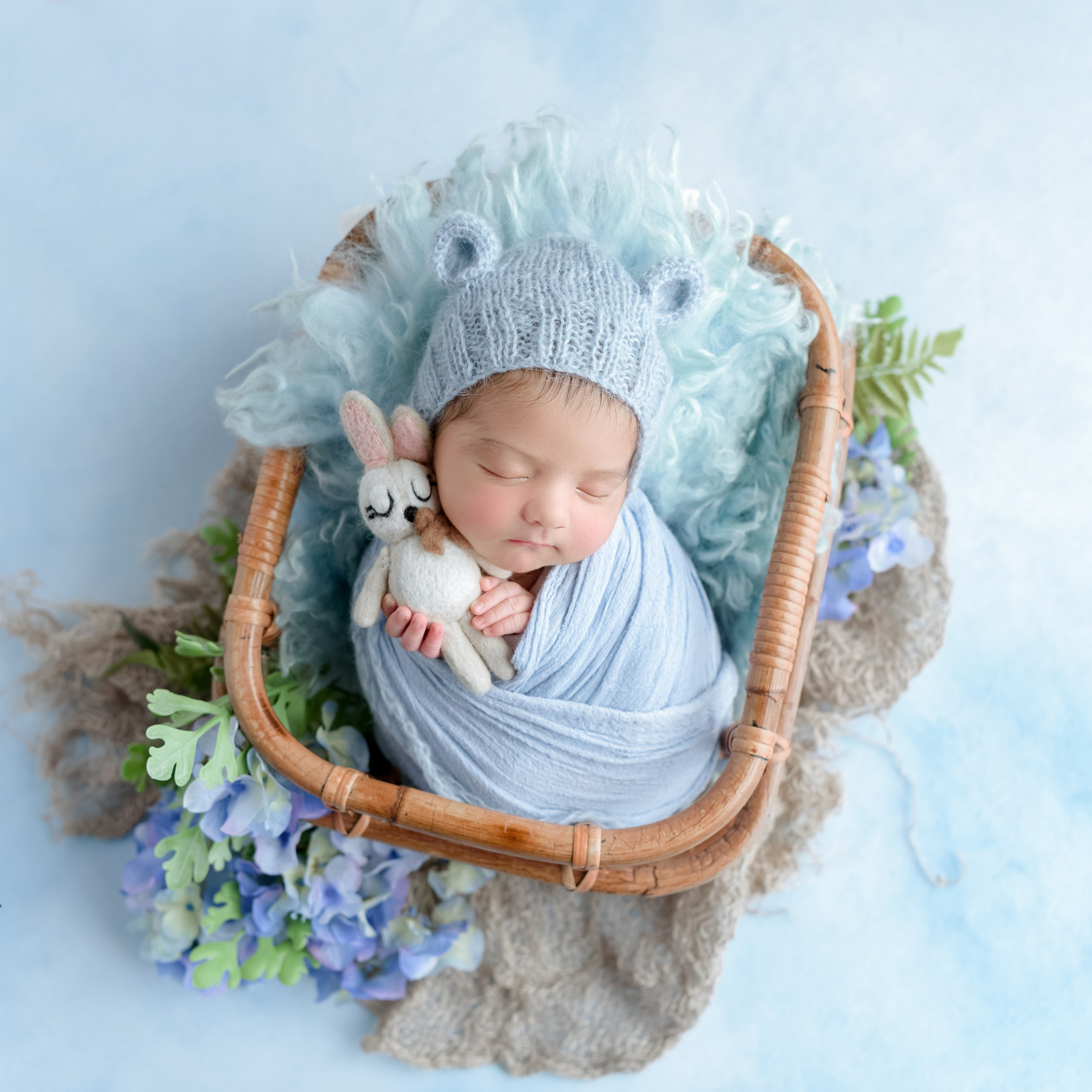 Newborn photo session in Doha Qatar, baby, sitter, cake smash, pre-birthday, maternity, family photographer in Doha, Qatar