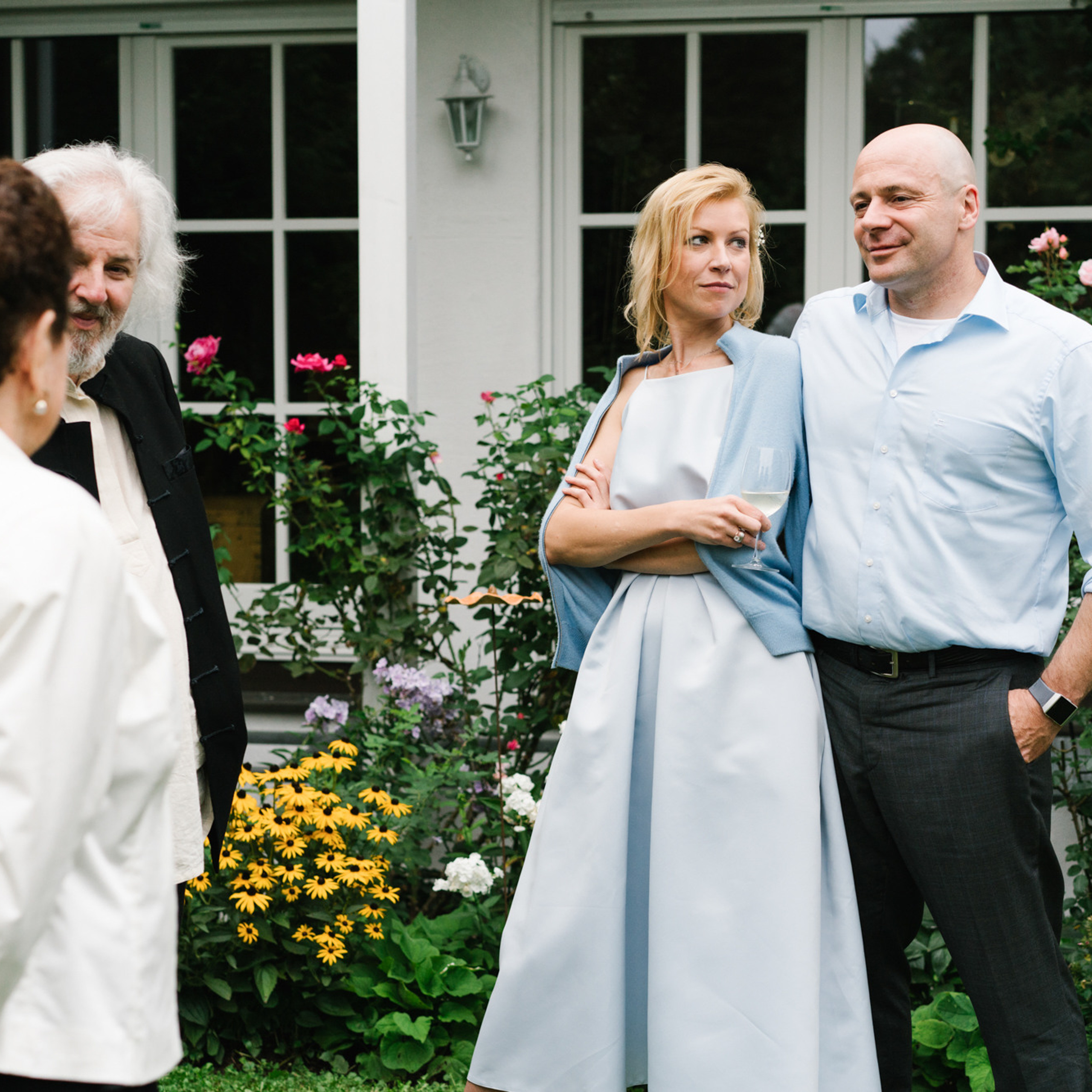 Ehrlicher Hochzeitsfotograf im Garten am Starnberger See, München. Inna Zaytseva Photography | Fotografin in München | Content Creation