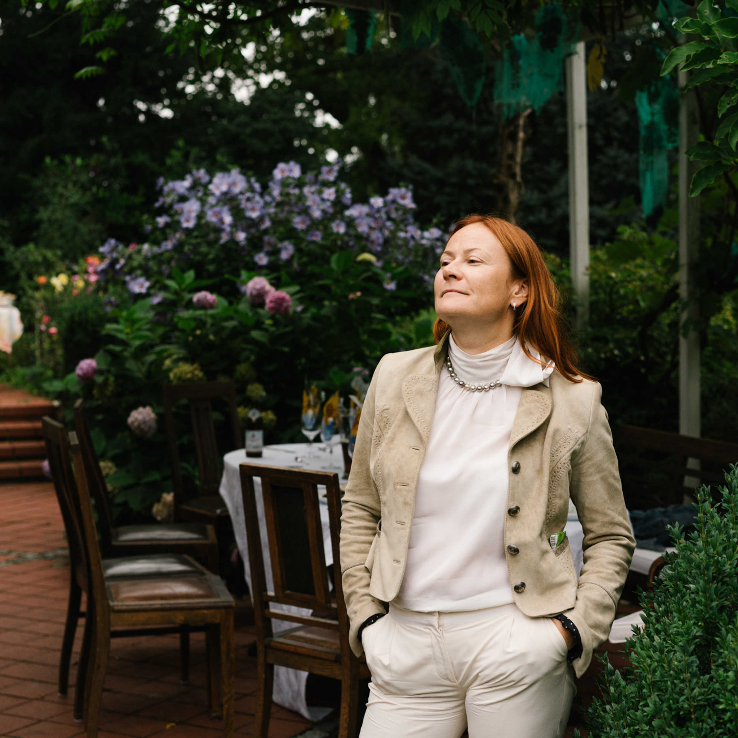 Ehrlicher Hochzeitsfotograf im Garten am Starnberger See, München. Inna Zaytseva Photography | Fotografin in München | Content Creation