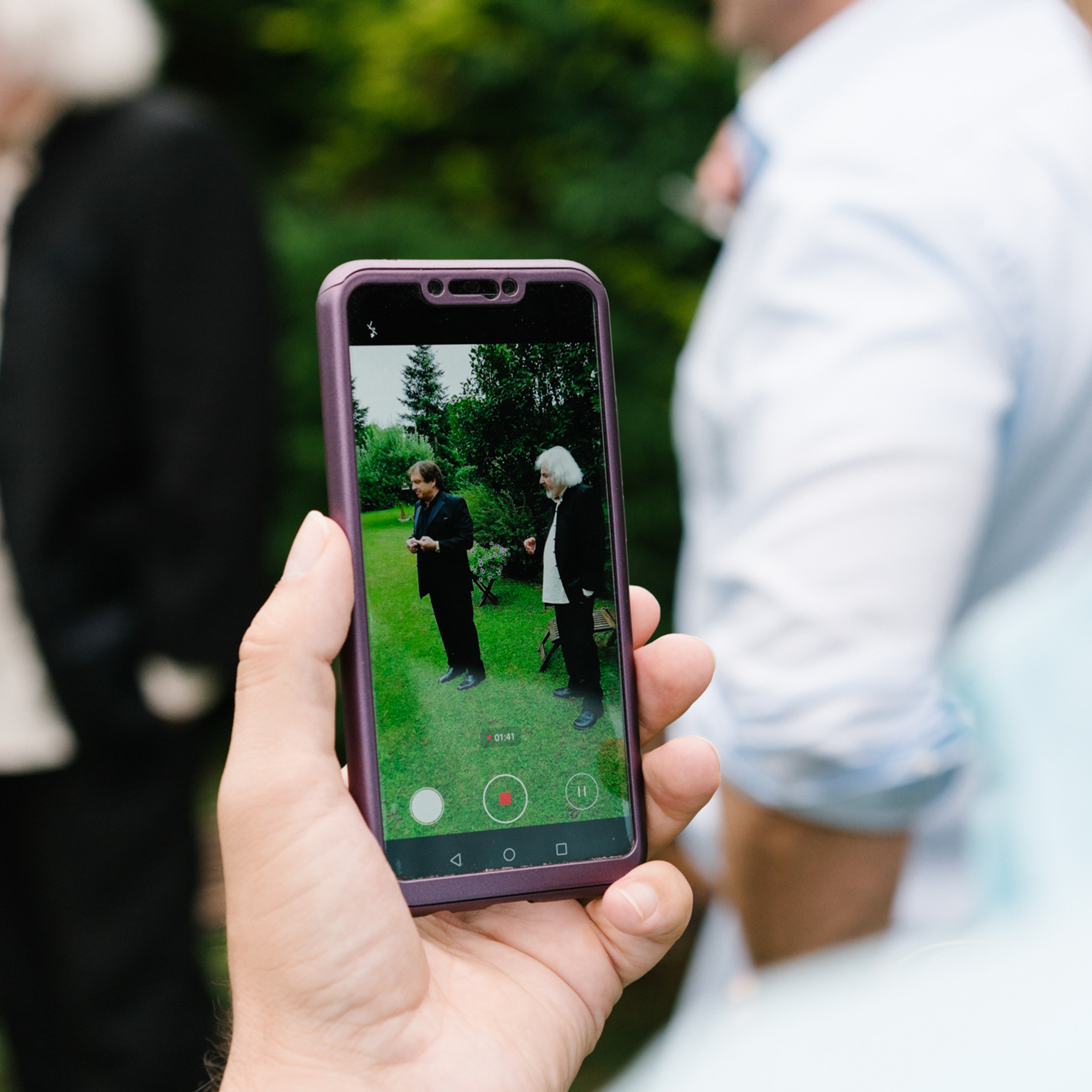 Ehrlicher Hochzeitsfotograf im Garten am Starnberger See, München. Inna Zaytseva Photography | Fotografin in München | Content Creation