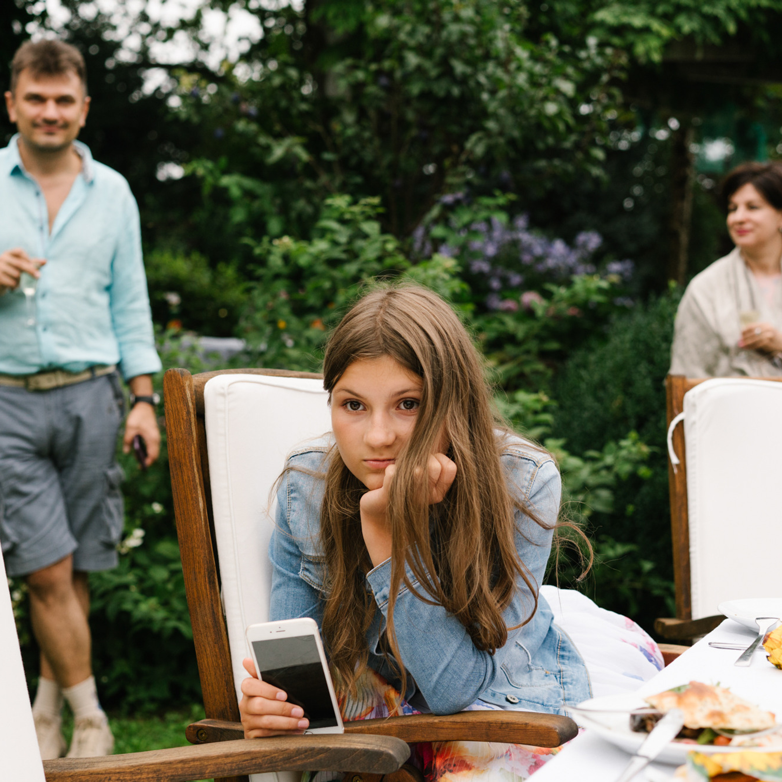 Ehrlicher Hochzeitsfotograf im Garten am Starnberger See, München. Inna Zaytseva Photography | Fotografin in München | Content Creation