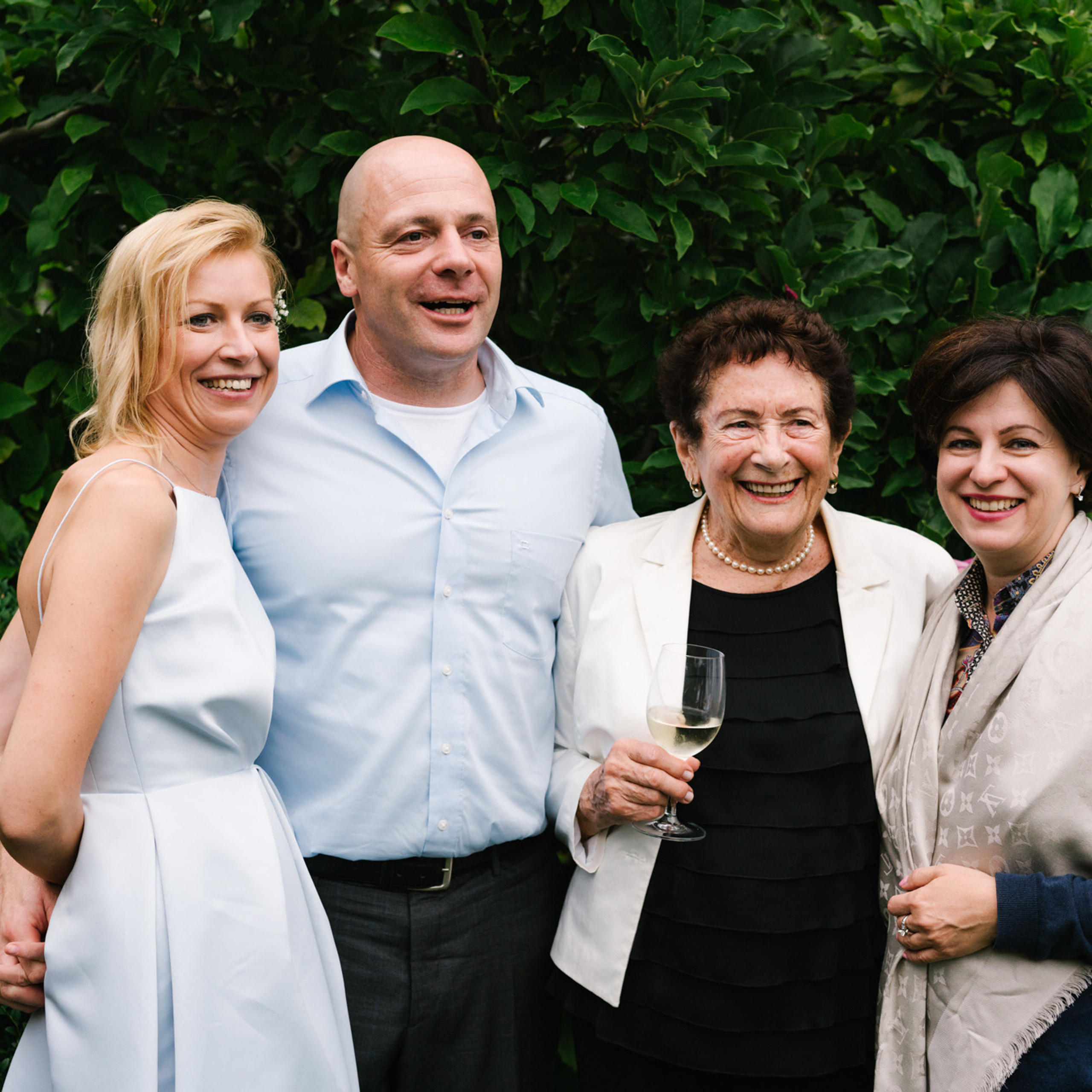 Ehrlicher Hochzeitsfotograf im Garten am Starnberger See, München. Inna Zaytseva Photography | Fotografin in München | Content Creation