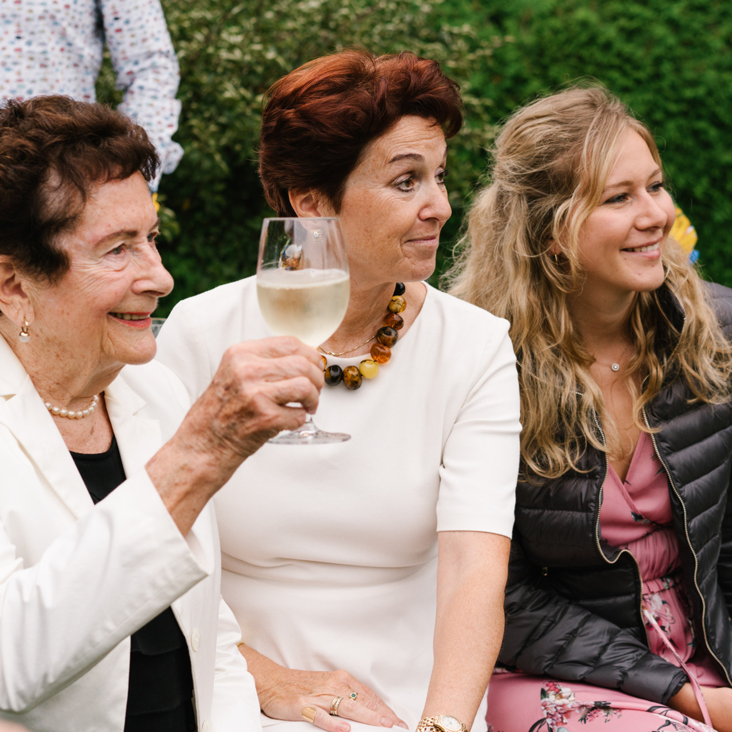 Ehrlicher Hochzeitsfotograf im Garten am Starnberger See, München. Inna Zaytseva Photography | Fotografin in München | Content Creation