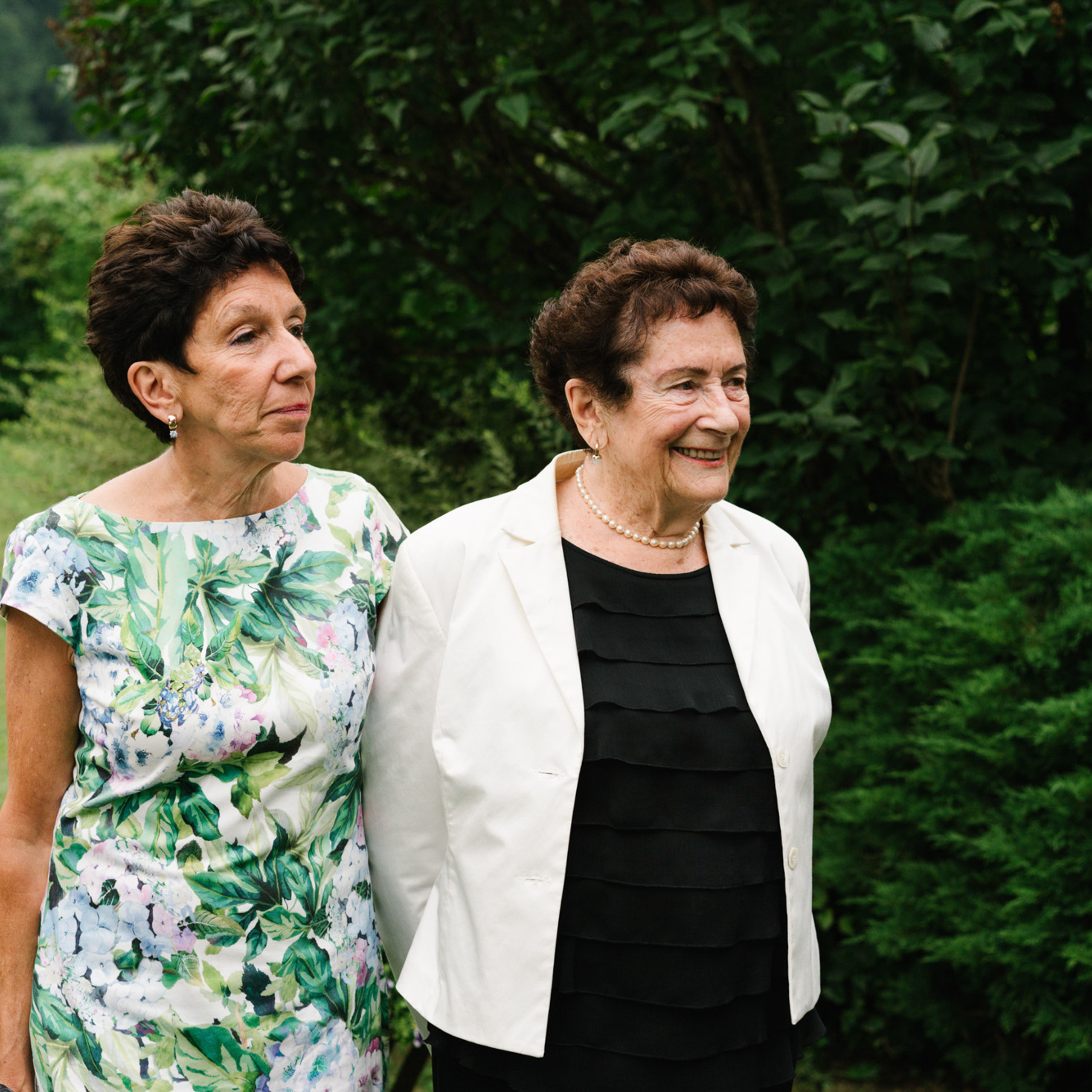 Ehrlicher Hochzeitsfotograf im Garten am Starnberger See, München. Inna Zaytseva Photography | Fotografin in München | Content Creation