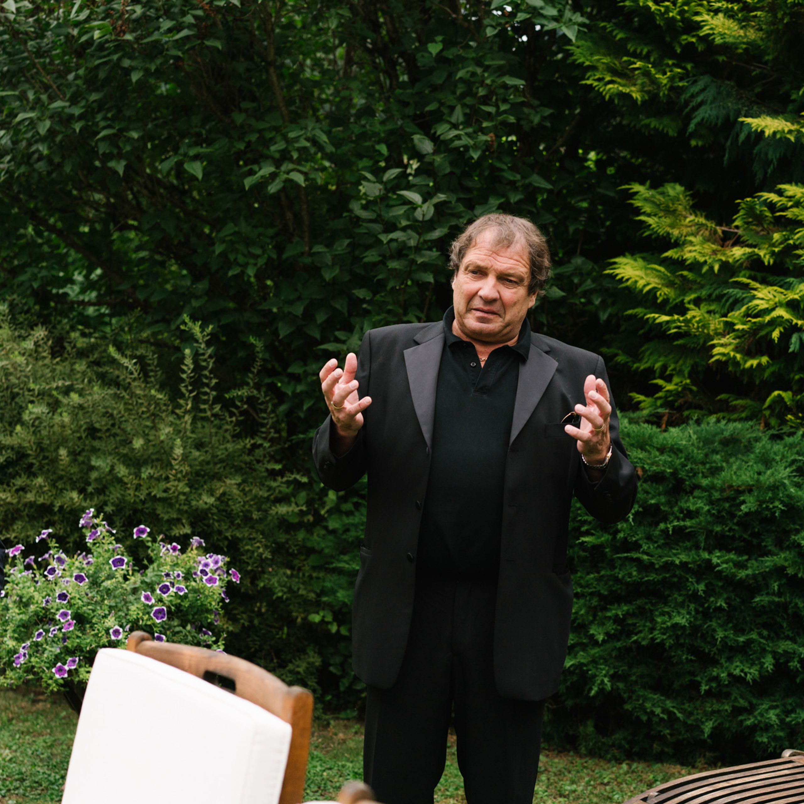 Ehrlicher Hochzeitsfotograf im Garten am Starnberger See, München. Inna Zaytseva Photography | Fotografin in München | Content Creation