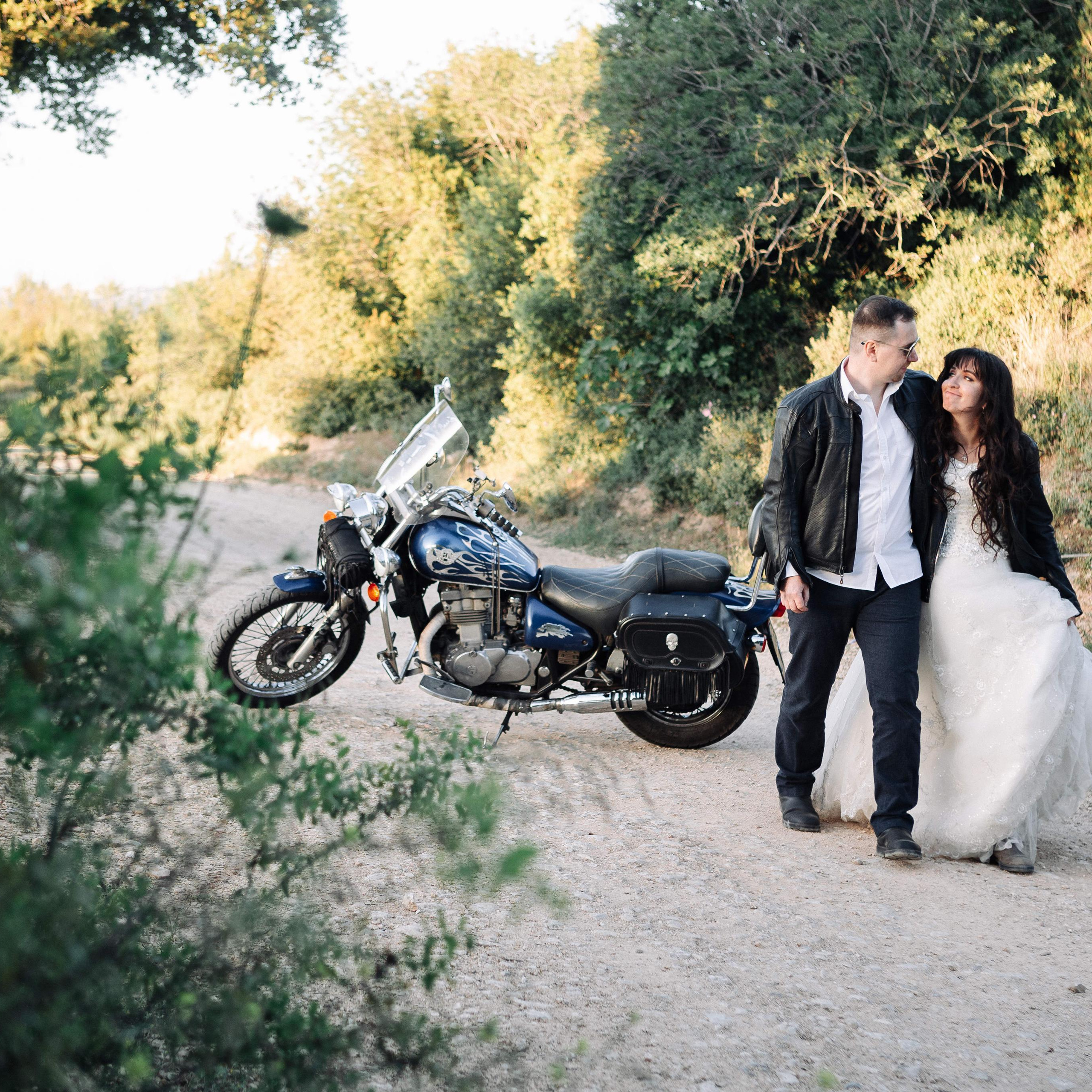 WEDDING PHOTOSHOOT WITH A MOTORCYCLE